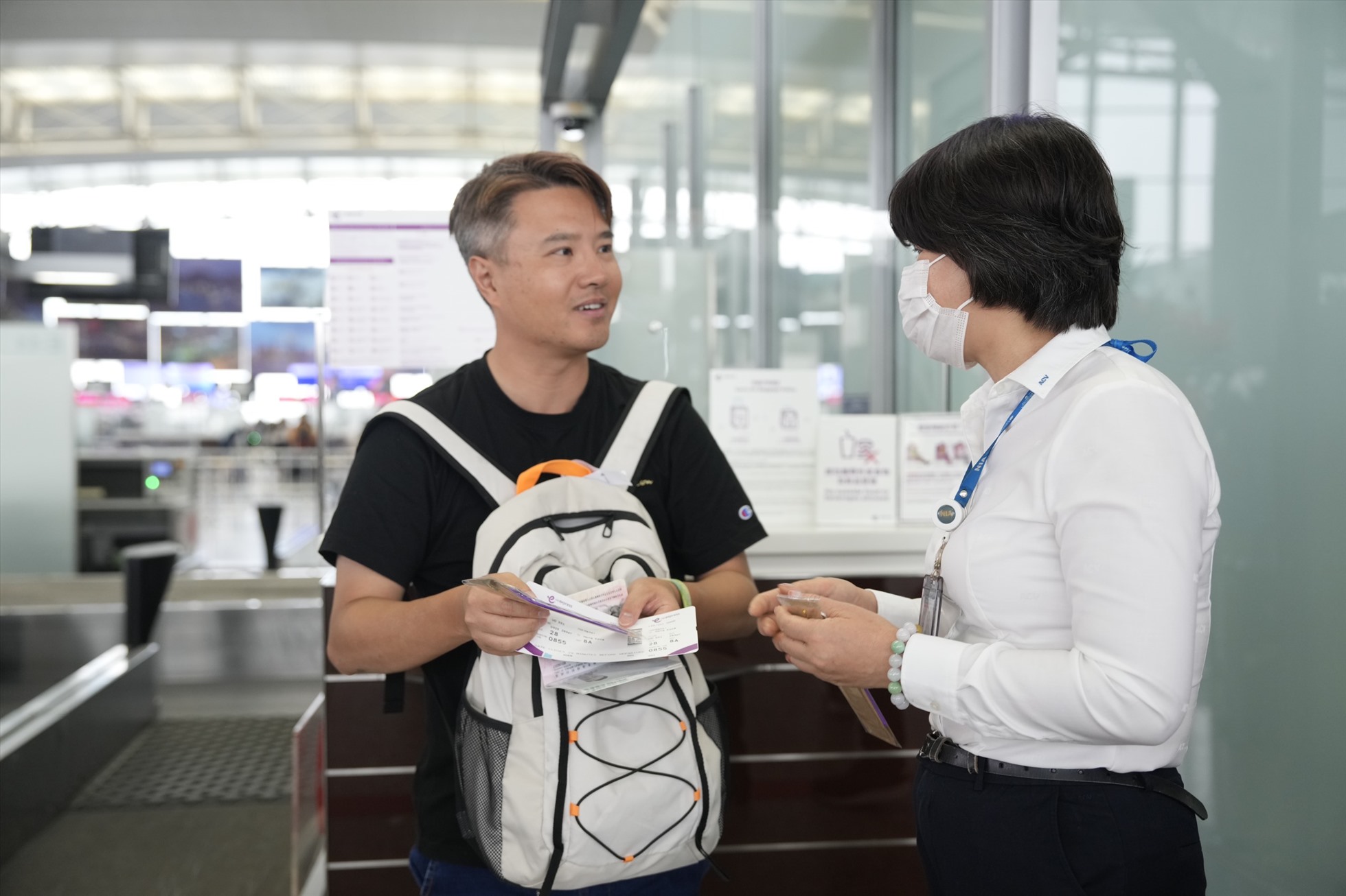 Bà Nguyễn Thị Kim Ngân - Phó giám đốc Cảng HKQT Nội Bài tặng quà lưu niệm cho hành khách của HK Express. Ảnh NIA