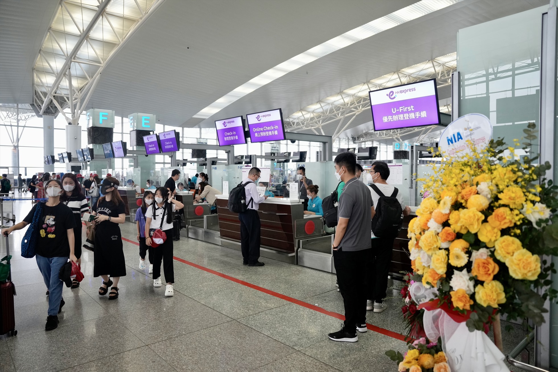 Hành khách đi Hồng Kông làm thủ tục tại Sân bay Nội Bài. Ảnh NIA
