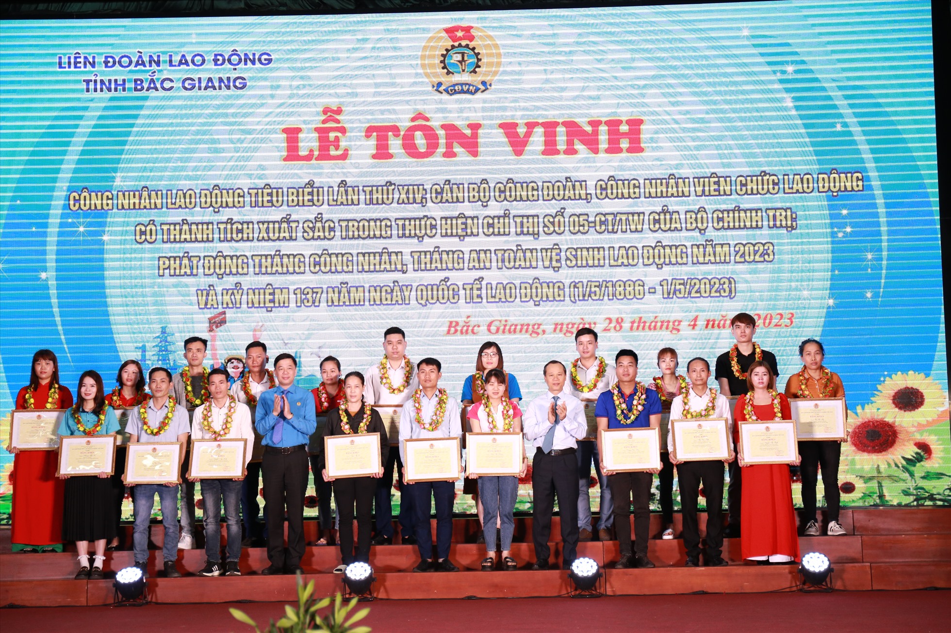 ồng chí Mai Sơn và đại diện lãnh đạo Ban Tổ chức (Tổng LĐLĐ Việt Nam) trao Bằng khen của Tổng LĐLĐ Việt Nam cho công nhân lao động tiêu biểu.