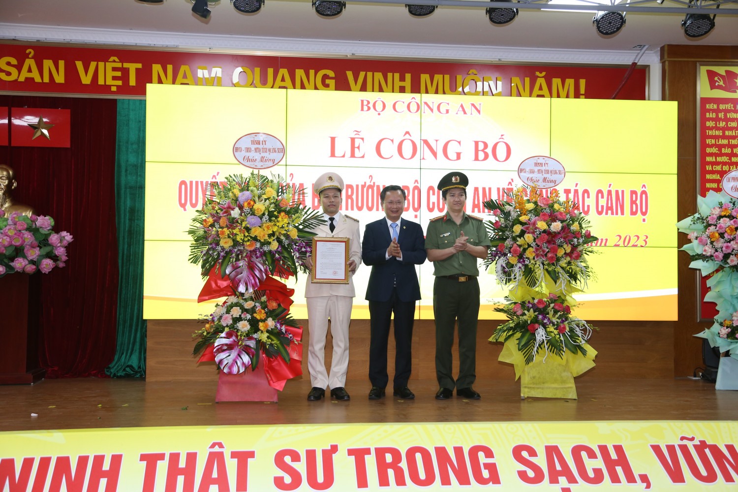 Đồng chí Cao Tường Huy – Quyền chủ tịch UBND tỉnh tặng hoa chúc mừng. Ảnh: Công an Quảng Ninh