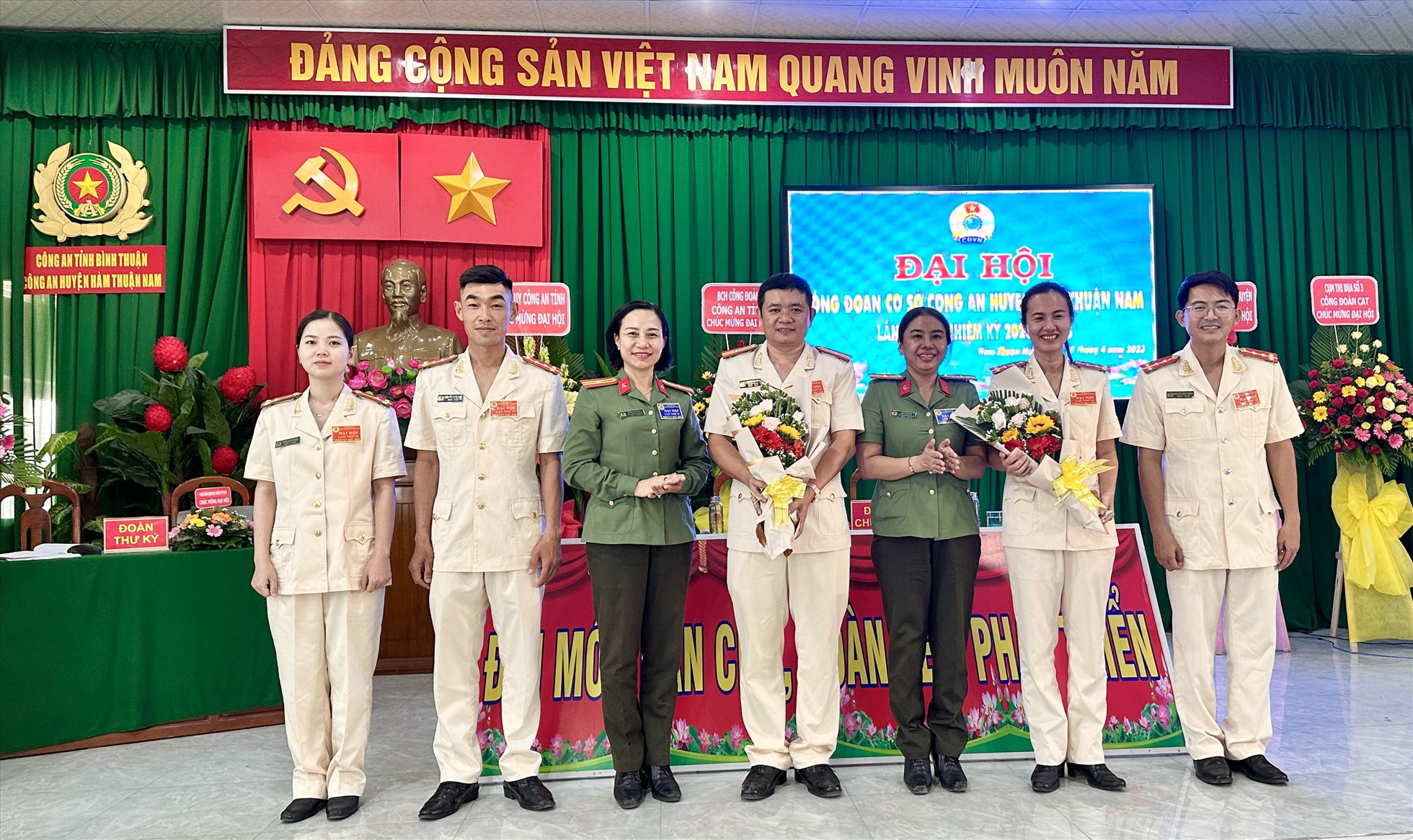 Trao hoa chúc mừng cho BCH CĐCS Công an huyện Hàm Thuận Nam nhiệm kì 2023-2028. Ảnh: Duy Tuấn