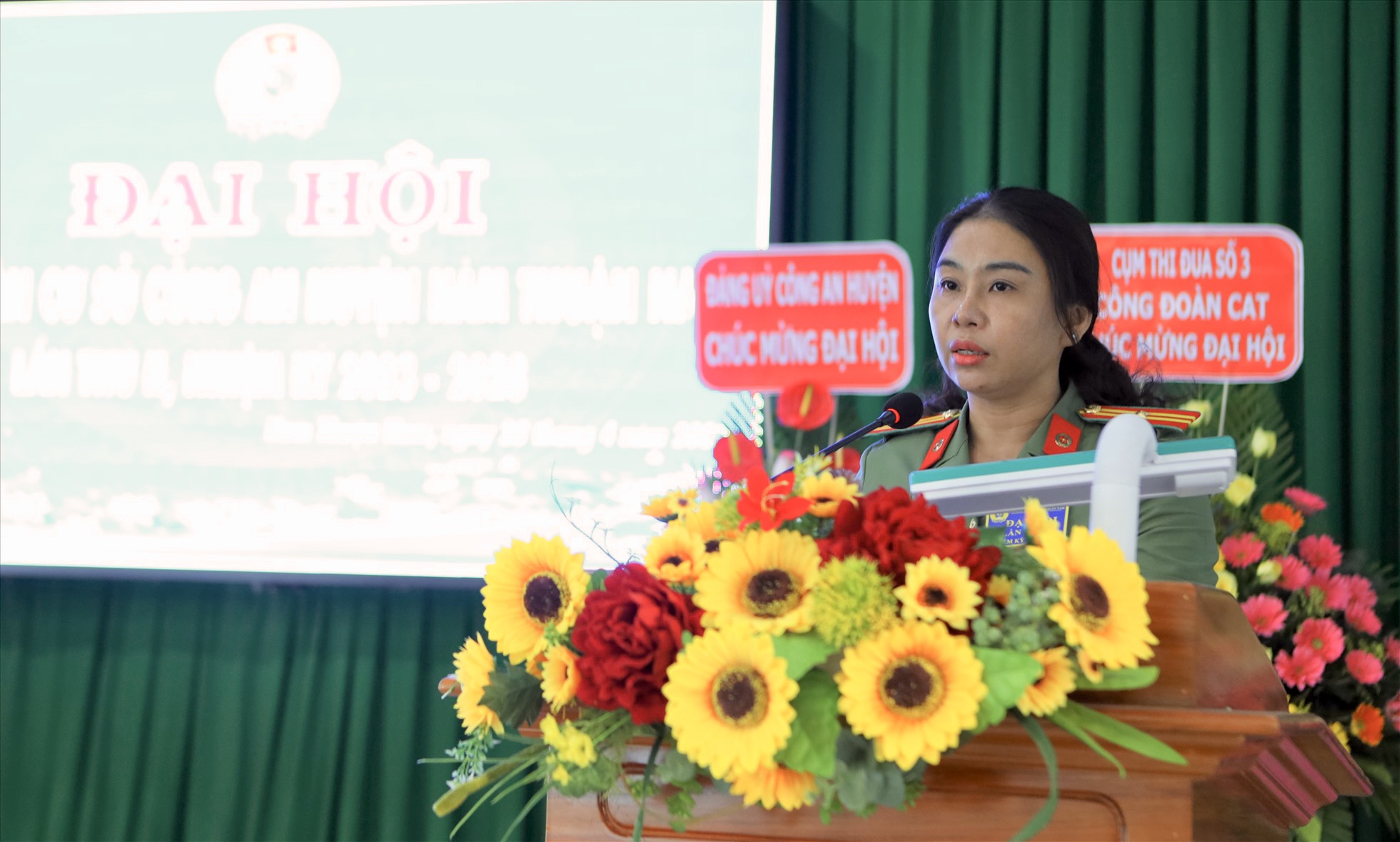 Thiếu tá Đào Thị Tiệp, chủ tịch Công đoàn Công an tỉnh Bình Thuận phát biểu tại Đại hội. Ảnh: Duy Tuấn