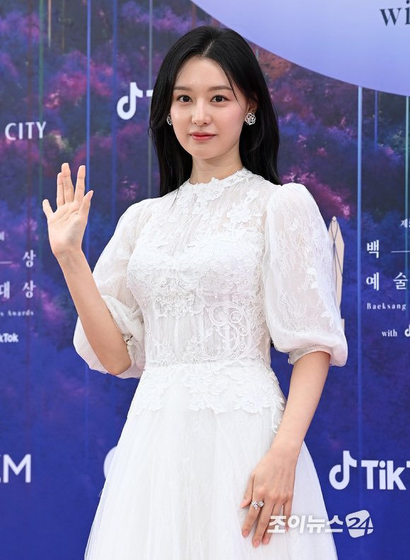 So với các ứng viên, Kim Jiwon được đánh giá thấp hơn bởi tác phẩm của cô thuộc thể loại phim tình cảm chữa lành, vai diễn không quá thử thách. Ảnh