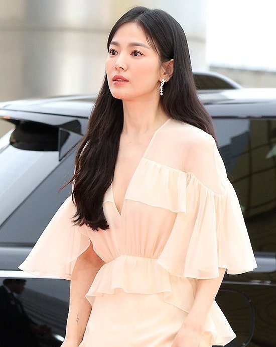 Song Hye Kyo chọn trang phục đơn giản, xõa tóc nhưng vẫn nổi bật. Truyền thông Hàn gọi mỹ nhân 8x là “goddess visual” (nhan sắc thần tiên) nhờ vẻ đẹp nhẹ nhàng, thanh lịch. Ảnh: Twitter
