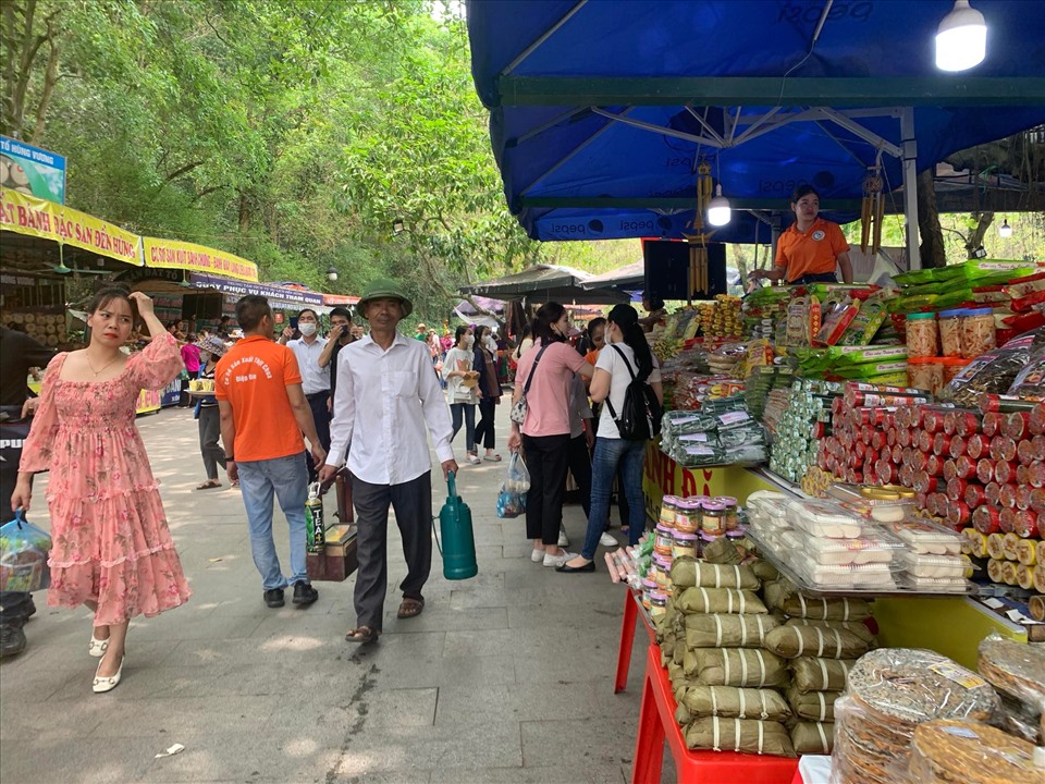 Hai bên đường, hàng quán mọc ra san sát, tích cực chào mời du khách với đồ lễ cúng, đặc sản Phú Thọ có thể mua về làm quà như bánh chưng, bánh giầy, thịt chua…