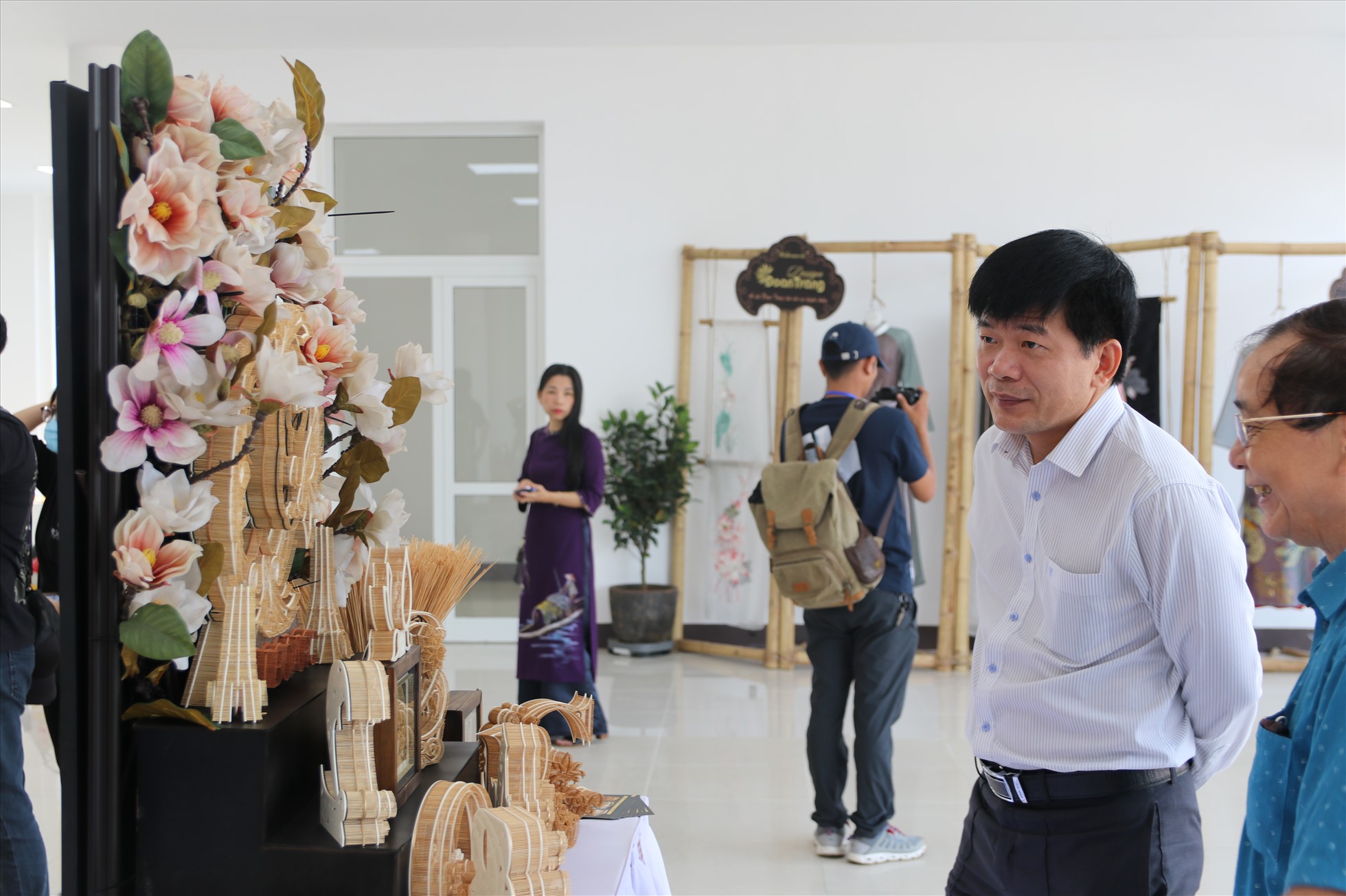 Ghi nhận tại không gian chính của Festival NTT, rất đông người dân và du khách đến trải nghiệm và đã mua về những sản phẩm tại các gian hàng.