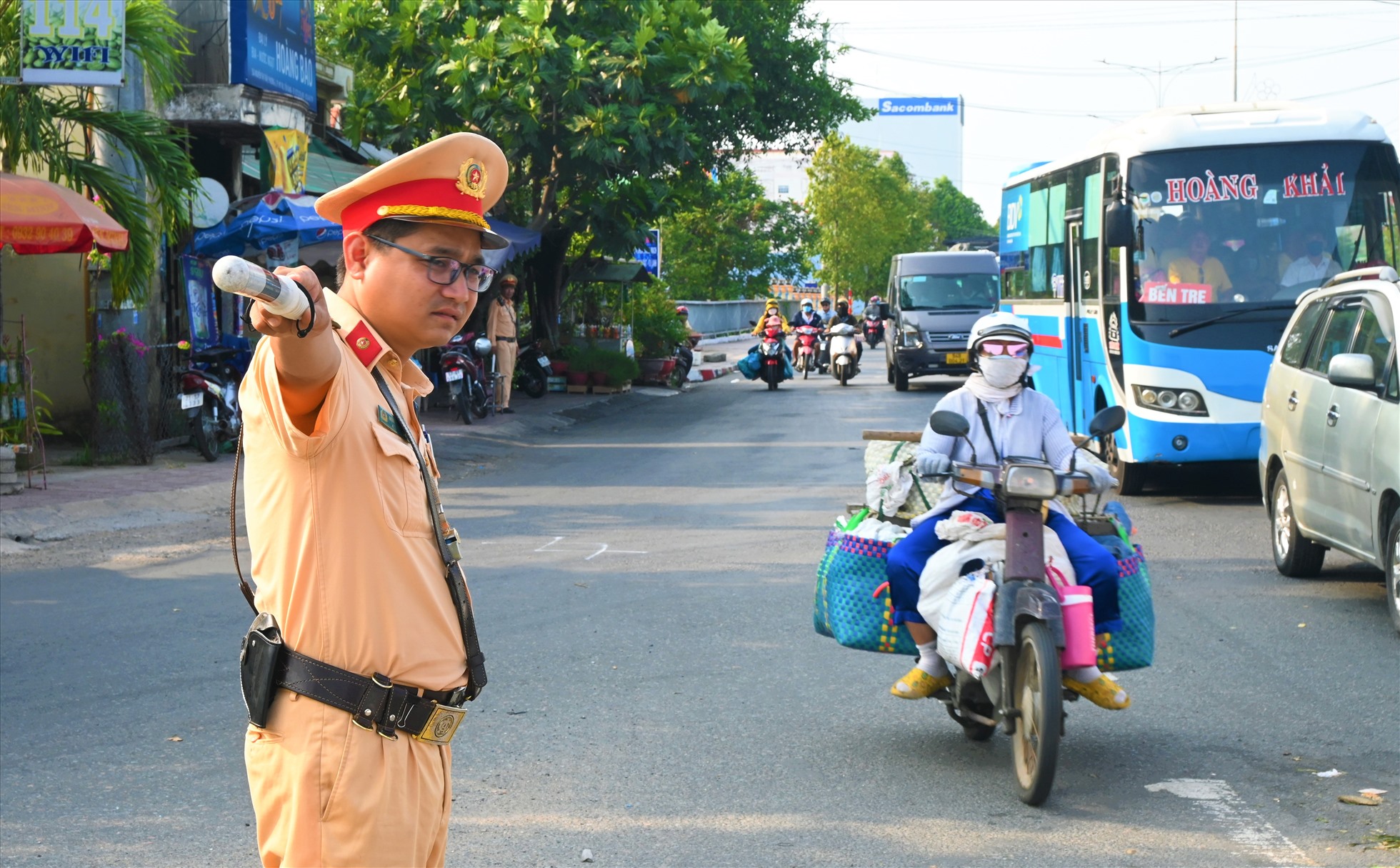 Trước tình hình trên, lực lượng cảnh sát giao thông của Công an tỉnh Tiền Giang đã có mặt để điều tiết tránh ùn tắc kéo dài.