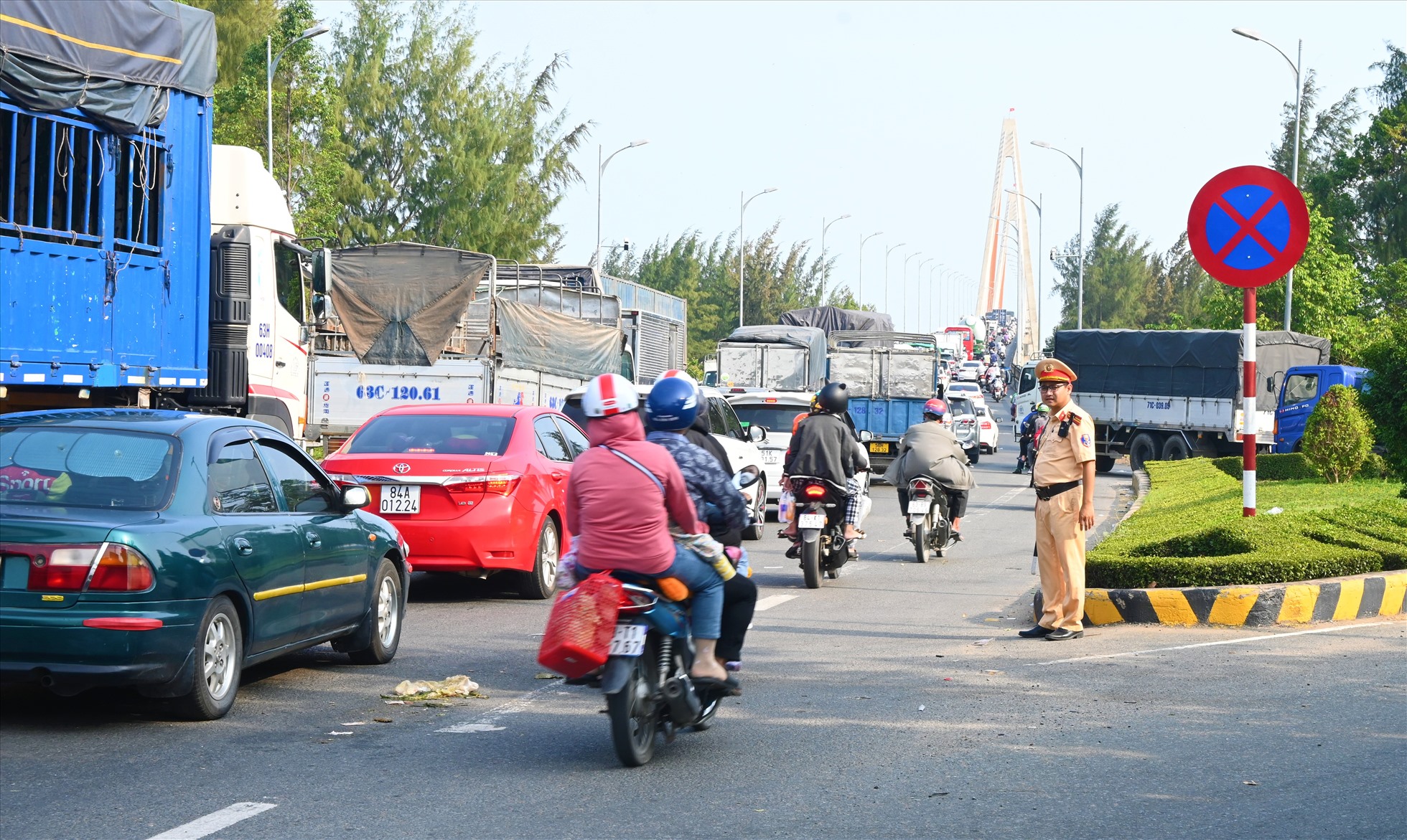 Tại dốc cầu Rạch Miễu phía địa phận tỉnh Tiền Giang đã xảy ra ùn ứ. Nhiều người điều khiển phương tiện đi qua phải nhích từng chút một. Ảnh: Thành Nhân