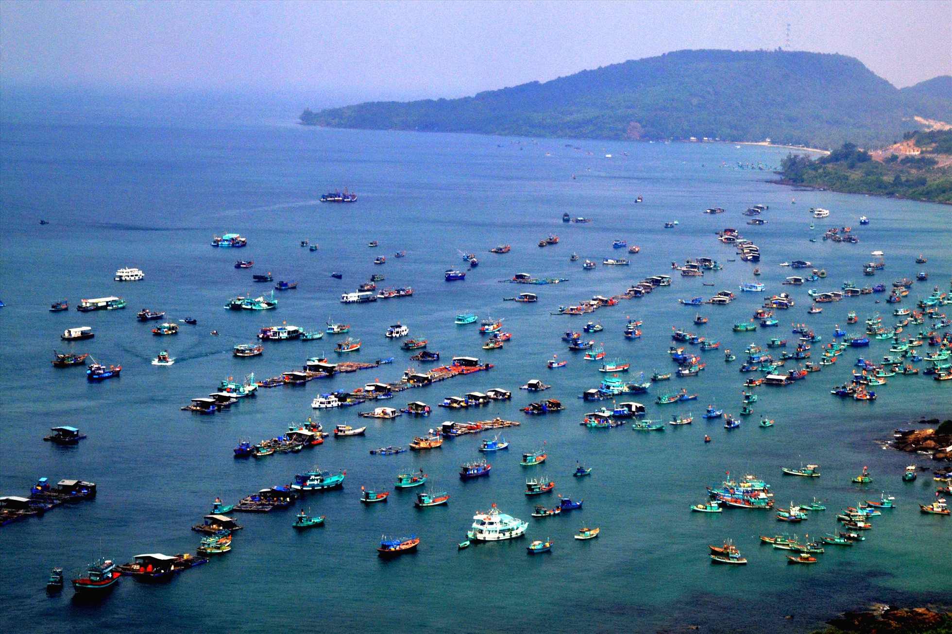 Từ đây, du khách ngắm nhìn trời nước mênh mông với đoàn thuyền đánh cá nghỉ ngơi sau những chuyến ra khơi. Ảnh: Lục Tùng