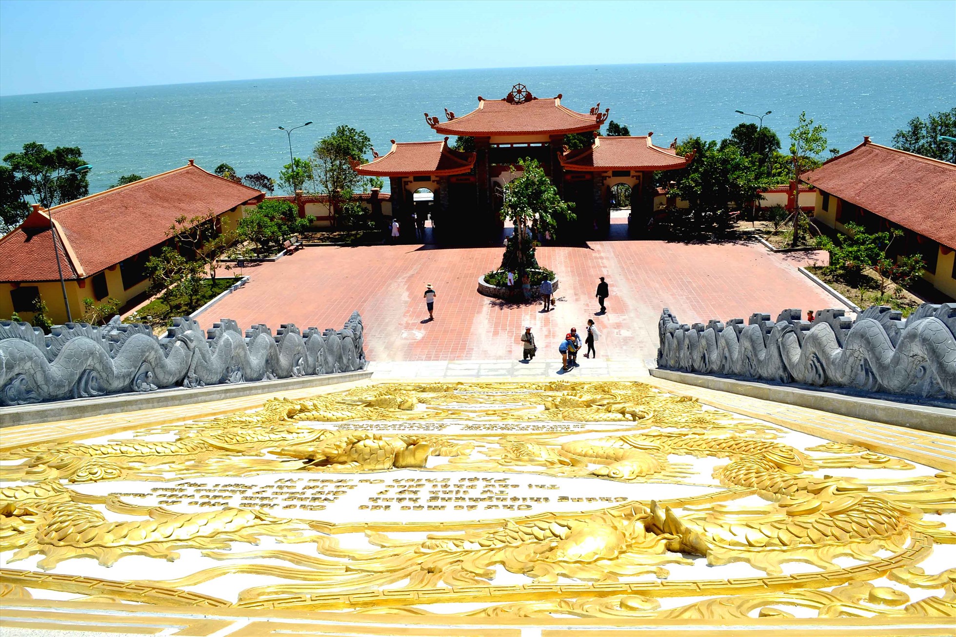 Chùa Hộ Quốc lưng tựa núi, mặt hướng ra biển. Ảnh: Lục Tùng
