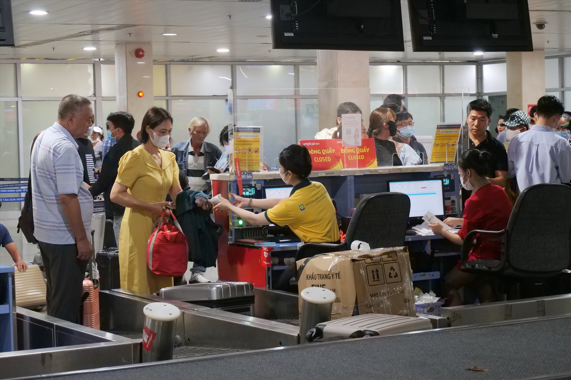 Theo đại diện Cảng Hàng không quốc tế Tân Sơn Nhất, dự kiến hôm nay (28/4), Cảng sẽ khai thác khoảng 761 chuyến bay (500 chuyến bay quốc nội và 261 chuyến bay quốc tế), trong đó, lượng hành khách qua sân bay ước đạt 126.000 hành khách. T