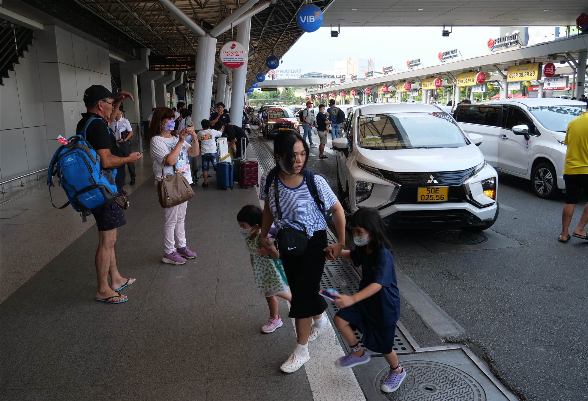 Để đảm bảo trật tự, hỗ trợ hành khách, Cảng Hàng không quốc tế Tân Sơn Nhất đã phối hợp các hãng xe taxi, xe hợp đồng, xe công nghệ để tăng số xe phục vụ tại sân bay trong dịp lễ; hướng dẫn hành khách từ cửa ga quốc tế đến ra tới bãi đón xe công nghệ
