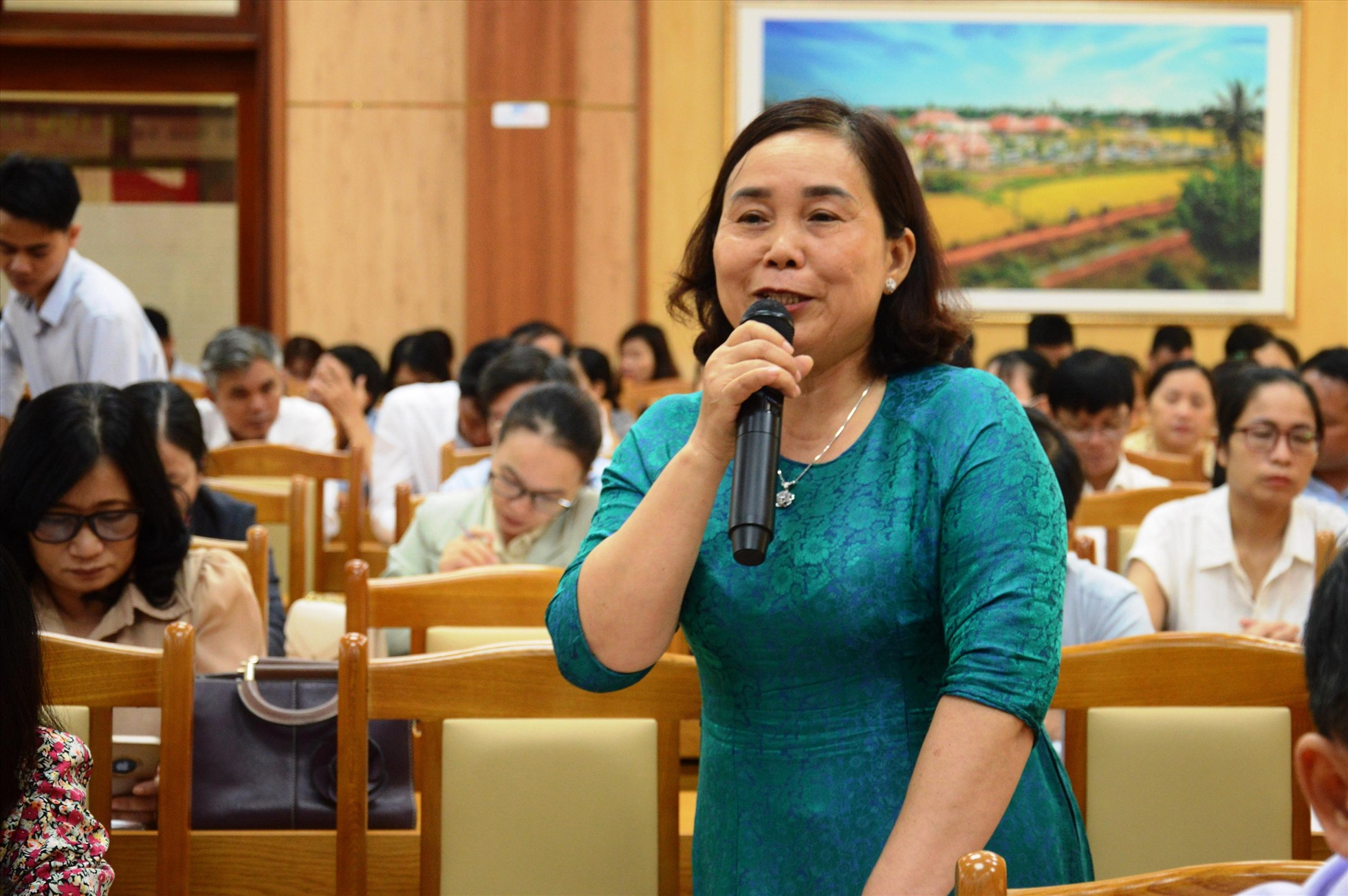 Bà Hà Đinh Thị Phương- Trưởng phòng GD&ĐT huyện Sơn cho rằng, tình trạng thiếu giáo viên đã diễn ra trong nhiều năm qua nhưng vẫn chưa được xử lý triệt để. Ảnh: Ngọc Viên