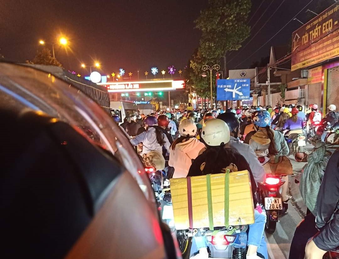 Tình trạng ùn tắc giao thông dịp lễ xảy ra tối 29.4 trên đường Huỳnh Văn Cù đoạn thành phố Thủ Dầu Một, Bình Dương qua cầu Phú Cường sang Thành phố Hồ Chí Minh. Từ đây qua tỉnh lộ 8 rồi theo nhiều hướng để về các tỉnh miền Tây.