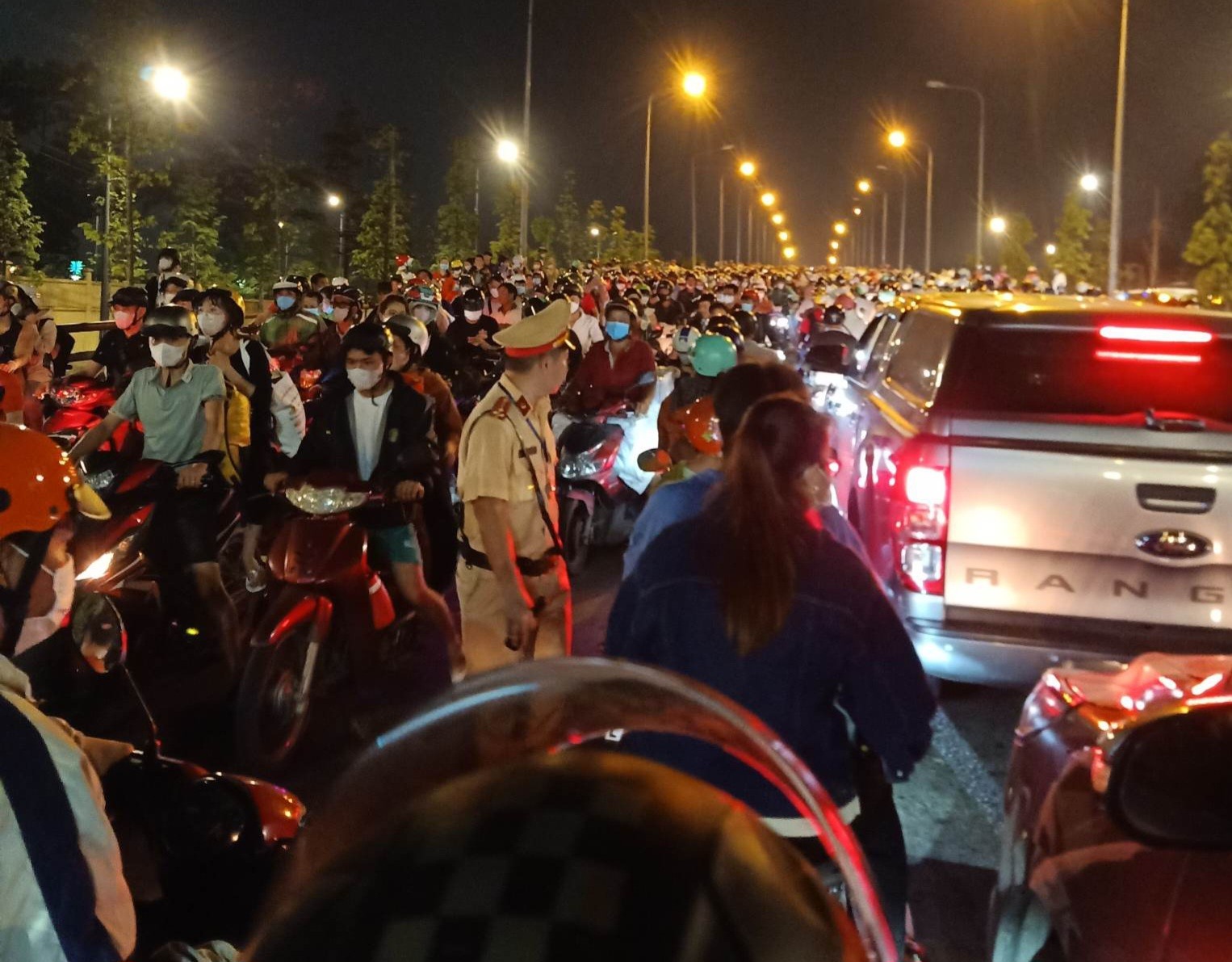 Lượng phương tiện đổ về quá lớn, trạm thu phí lại án ngữ ngay ở đầu cầu Phú Cường khiến giao thông quá tải. Cảnh sát giao thông vất vả điều tiết giao thông.