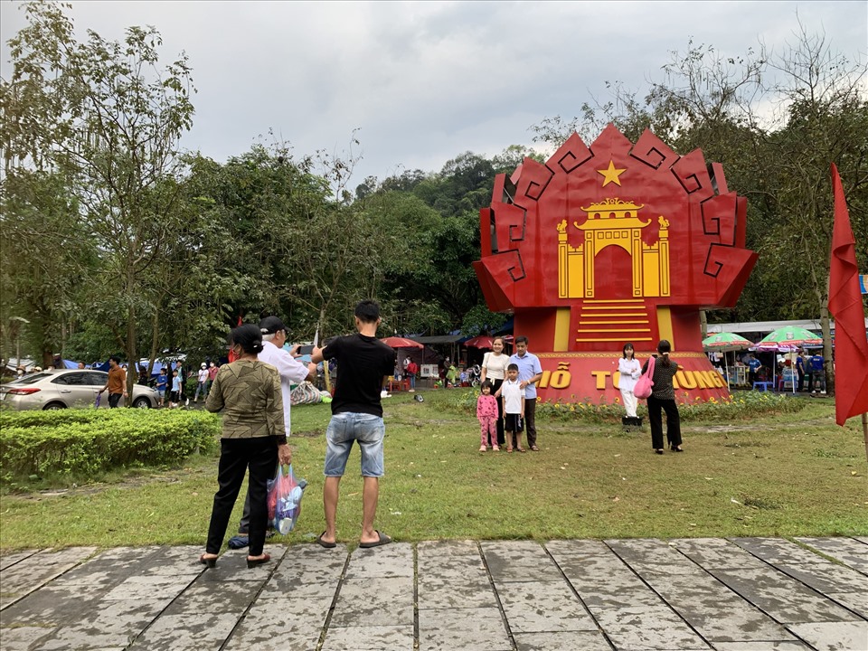 Bên ngoài, khu vui chơi, tổ chức hoạt động khá vắng vẻ vì người dân, du khách đang tập trung lễ bái. Vẫn có nhiều du khách đến sớm chụp ảnh, lưu lại khoảnh khắc ghé thăm Đền Hùng.