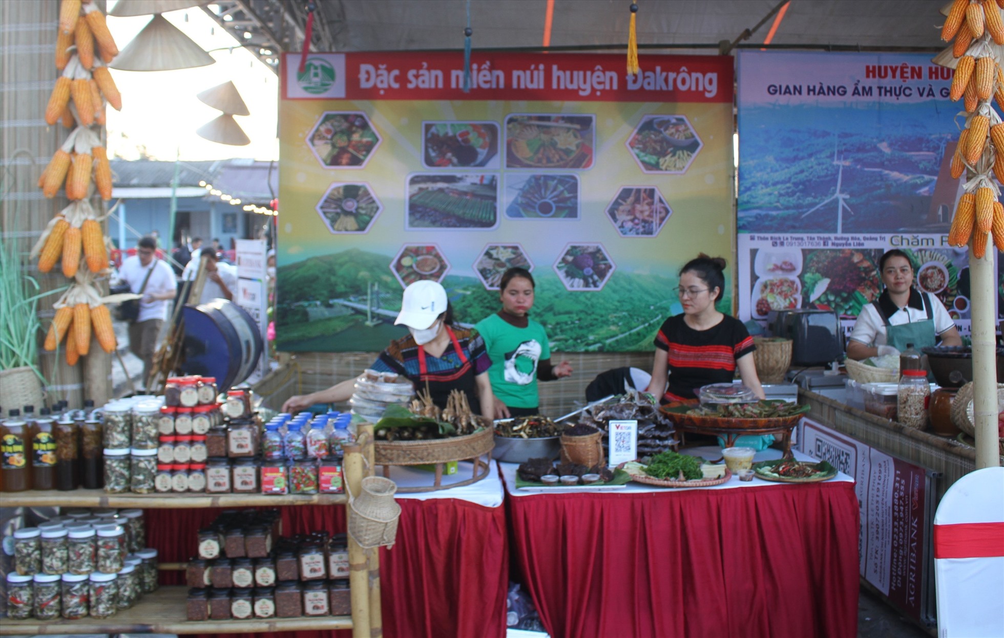 Gian hàng bày bán các món ăn đặc trưng của người đồng bào thiểu số đến từ huyện miền núi của tỉnh Quảng Trị. Ảnh: H.Thơ.