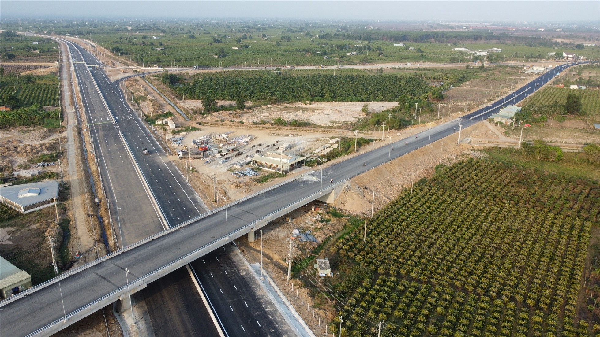 Điểm đầu của cao tốc Phan Thiết - Vĩnh Hảo có cầu vượt dân sinh, nút giao ra Quốc lộ 1 để đi Phan Thiết. Ảnh: Duy Tuấn