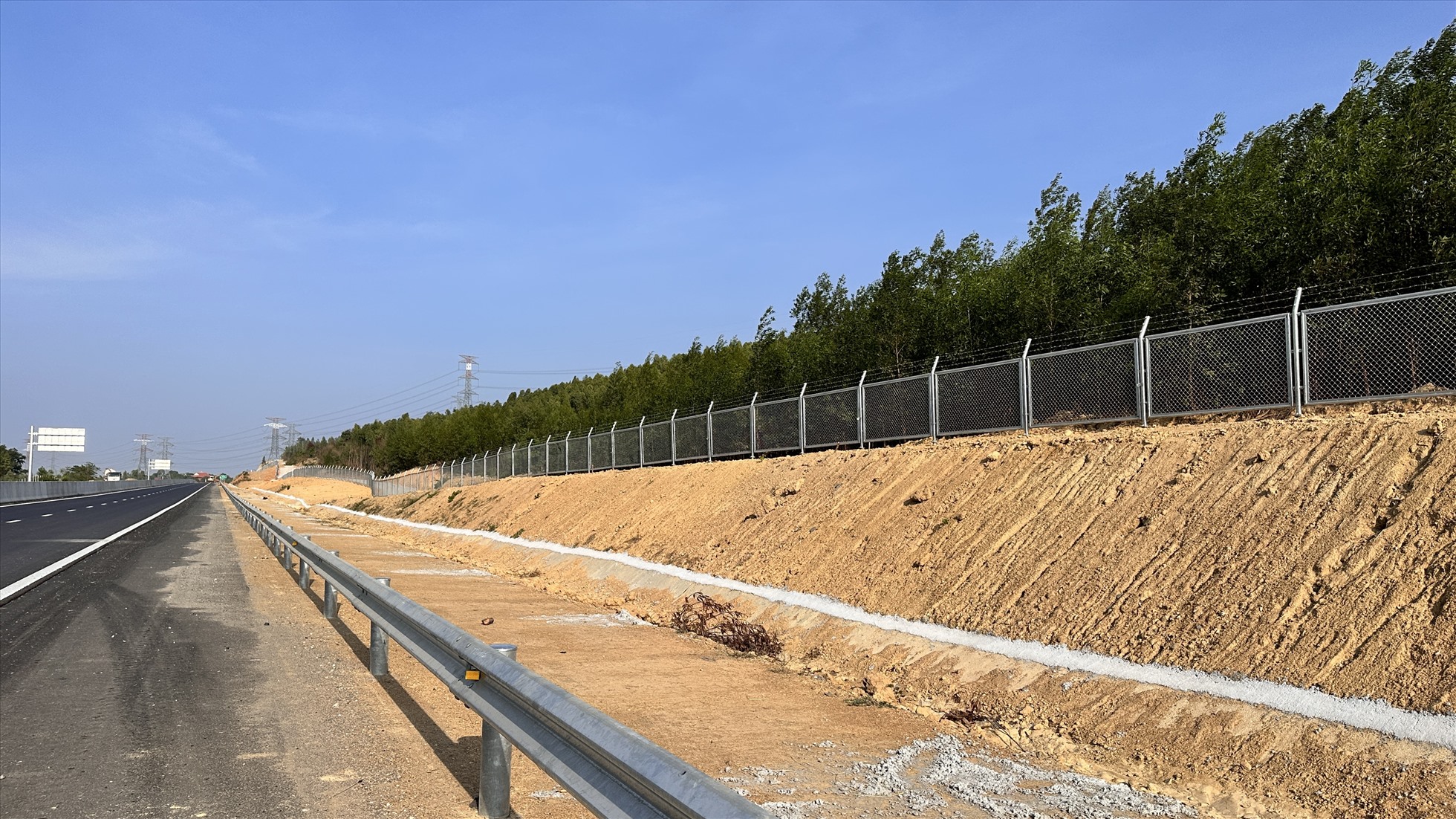 Hàng rào bảo vệ cao tốc đã được rào dọc 2 bên tuyến cao tốc. Ảnh: Duy Tuấn