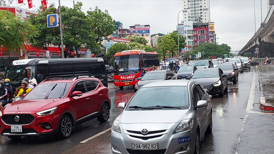 8h30, đoạn đường Phạm Hùng dày đặc các phương tiện di chuyển. Chủ yếu người dân di chuyển bằng ô tô để tránh mưa.