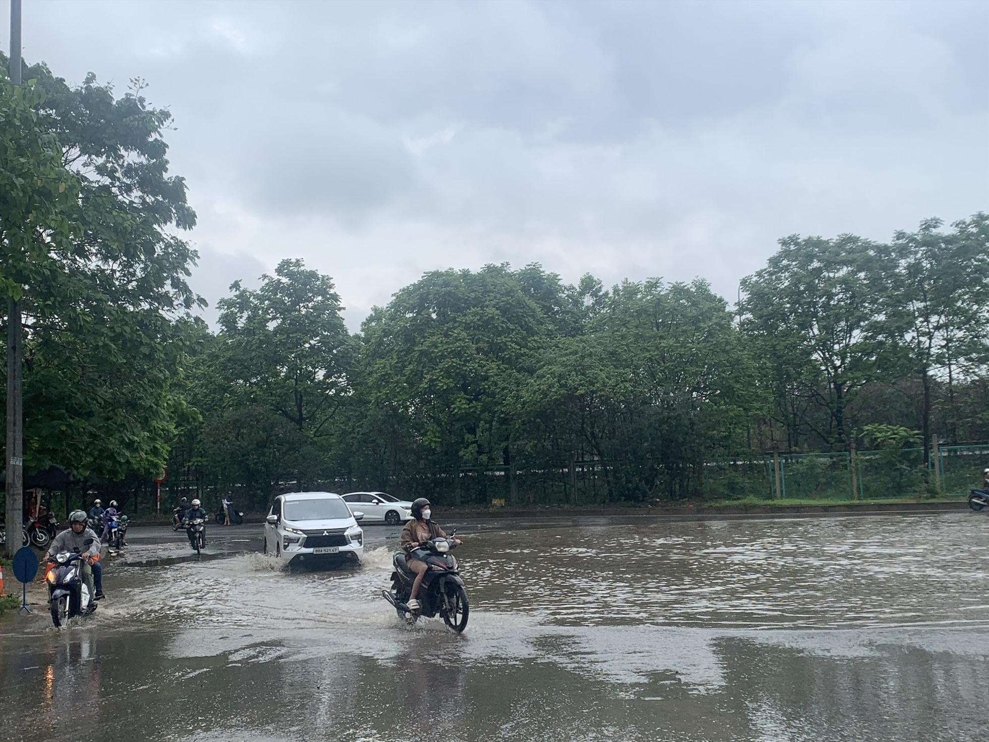Nước ngập sâu trên tuyến đường gom Đại lộ Thăng Long, đoạn qua khu vực xã An Khánh, huyện Hoài Đức. Ảnh: Trần Vương