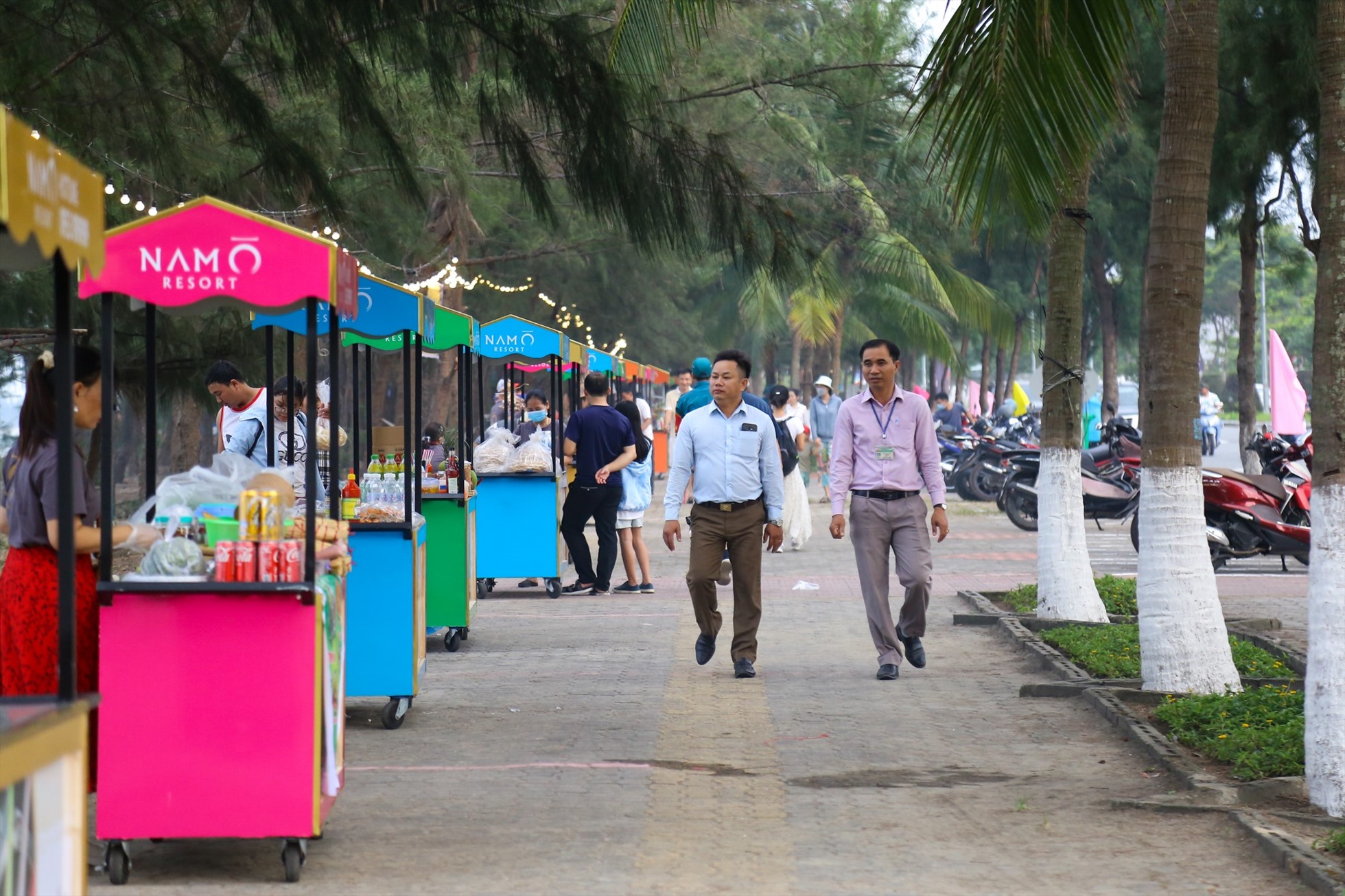 Tuyến phố ăn vặt Nam Ô (phường Hòa Hiệp Nam, quận Liên Chiểu, Đà Nẵng) vừa chính thức đi vào hoạt động vào ngày 28.4. Đây là khu phố ẩm thực nằm ở phía Tây Bắc TP Đà Nẵng, kéo dài hơn 500m đoạn từ Công viên Nguyễn Tất Thành đến đường Xuân Thiều 5. Thời gian hoạt động của tuyến phố từ 16h - 23h hàng ngày.