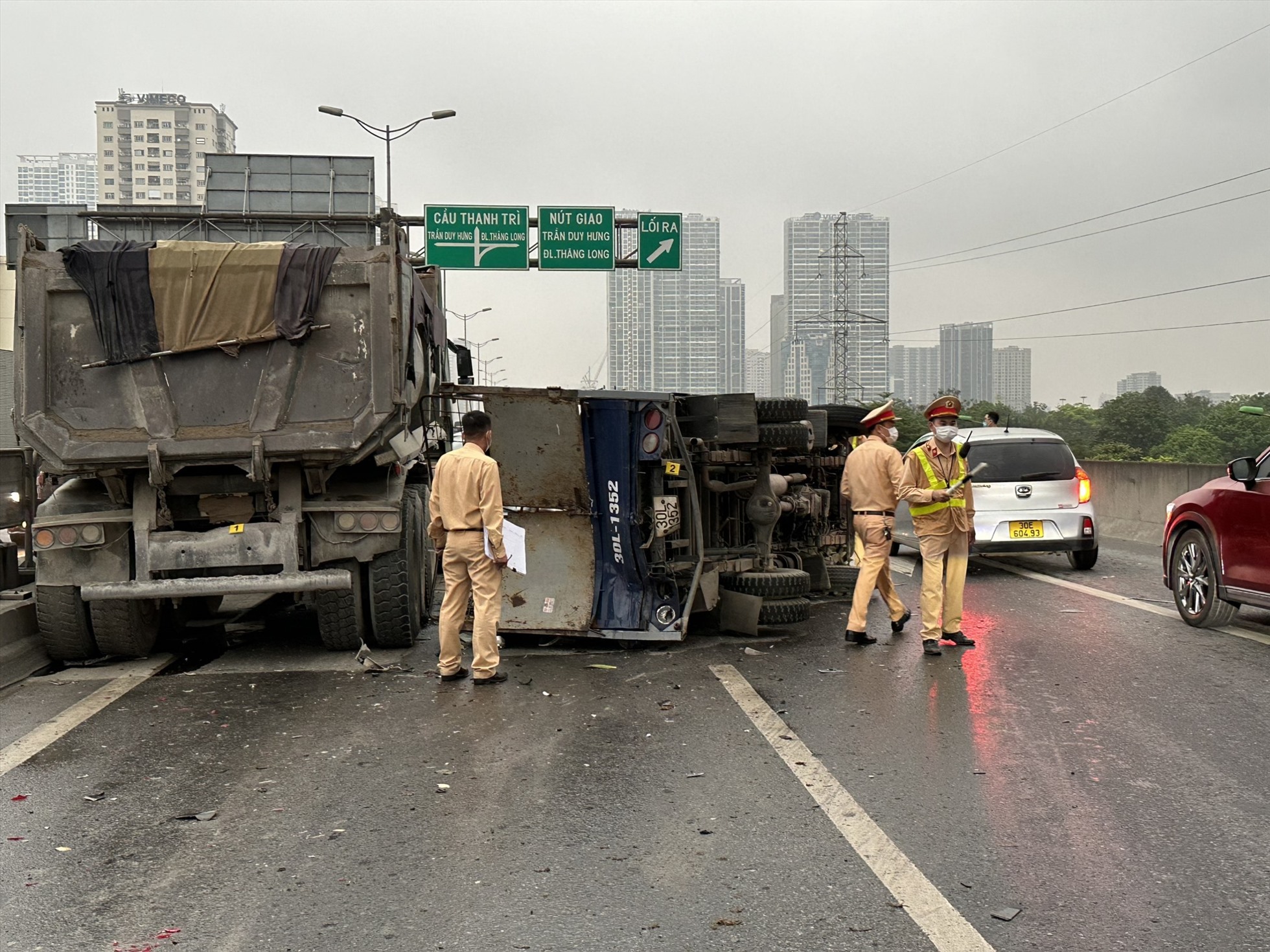 Vụ tai nạn giao thông khiến tuyến đường Vành đai 3 ùn tắc hàng giờ. Ảnh: Đội CSGT số 6.