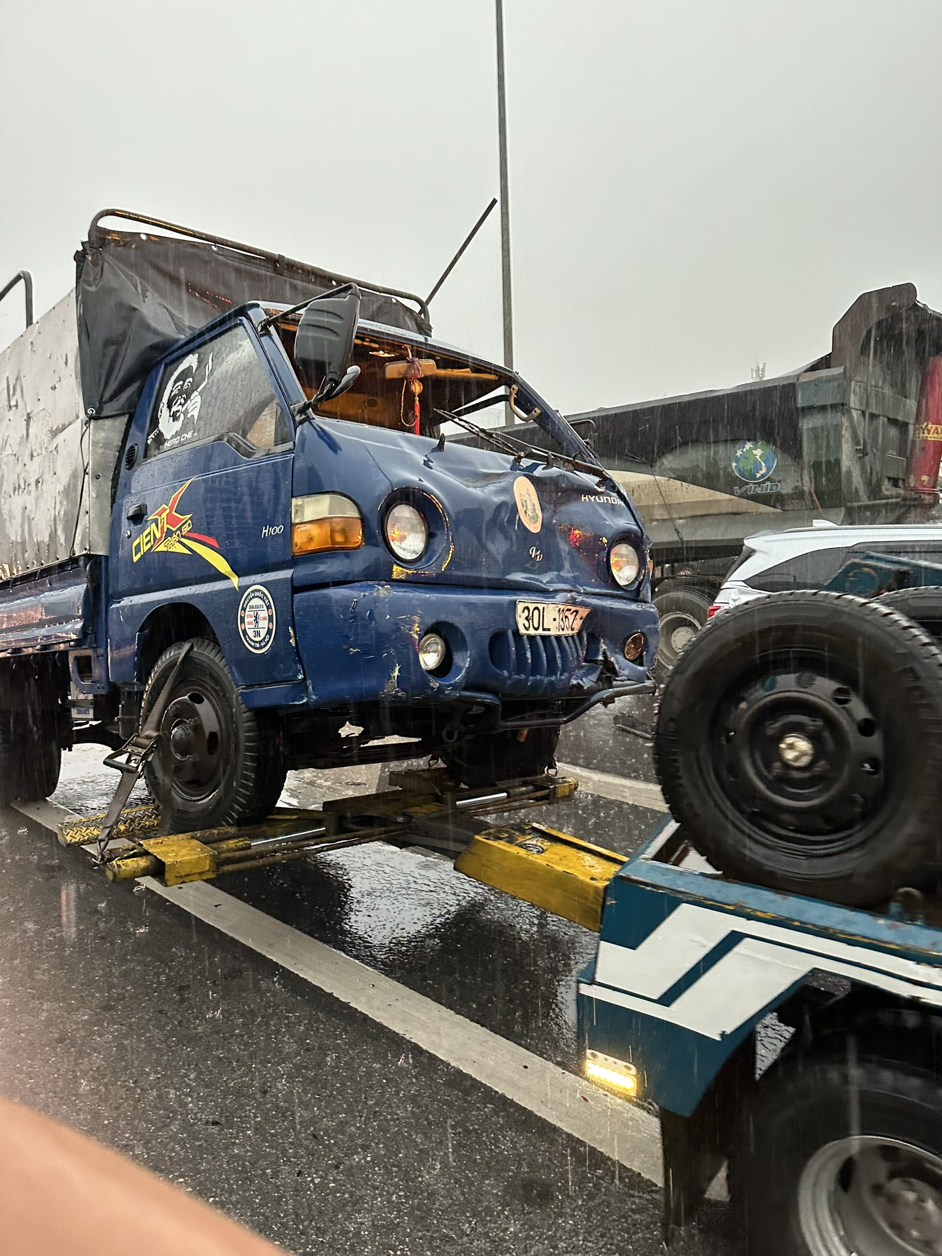 Những chiếc xe trong vụ tai nạn đã được cẩu đi khỏi đường Vành đai 3. Ảnh: Đội CSGT số 6.