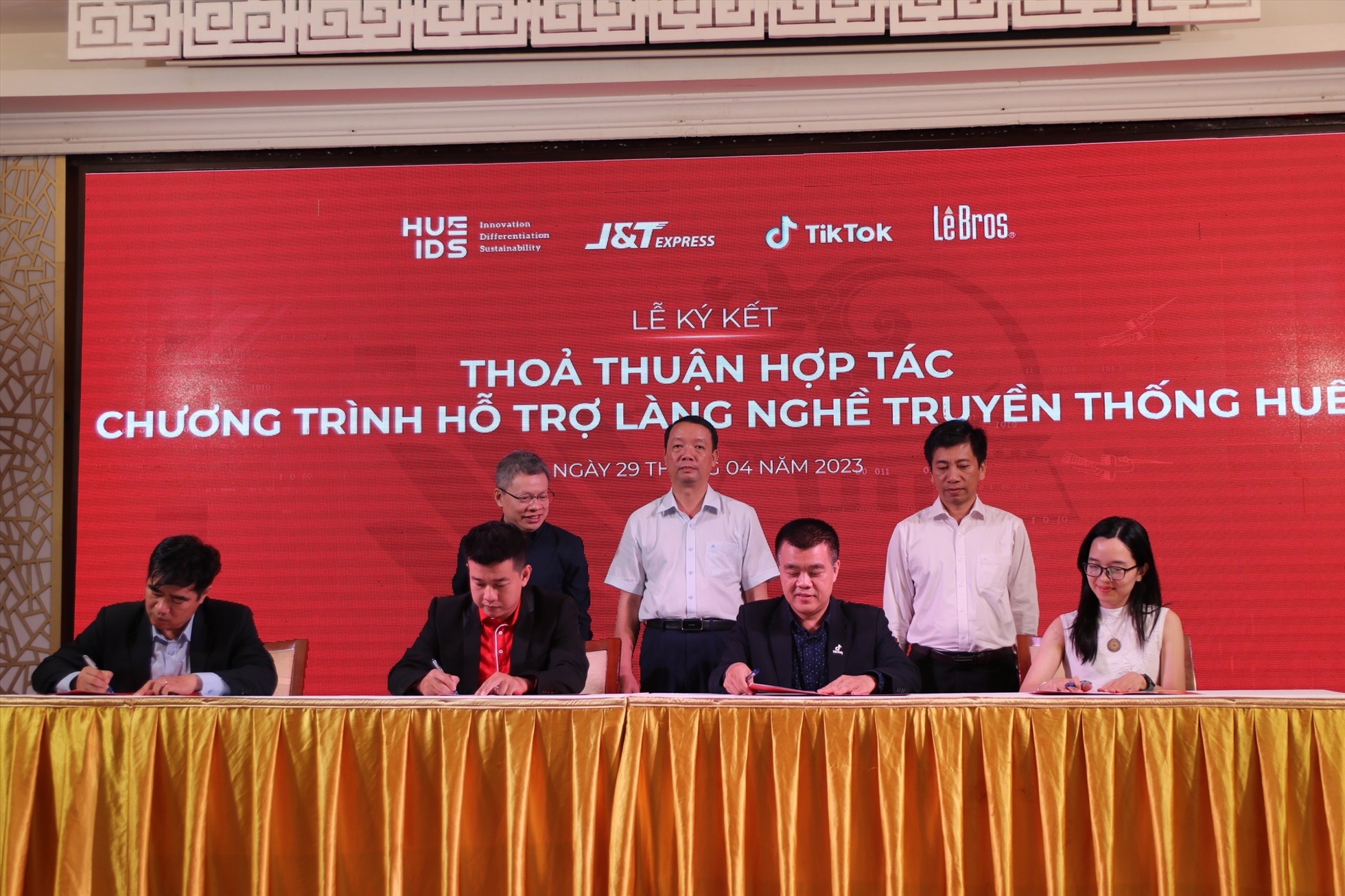 Lễ ký kết liên minh hợp tác giữa 04 bên gồm: Viện Nghiên cứu phát triển Huế (Huế IDS), Tập đoàn truyền thông Lê, Công ty TNHH J&T Express Việt Nam và Công ty TNHH Công nghệ TikTok Việt Nam.