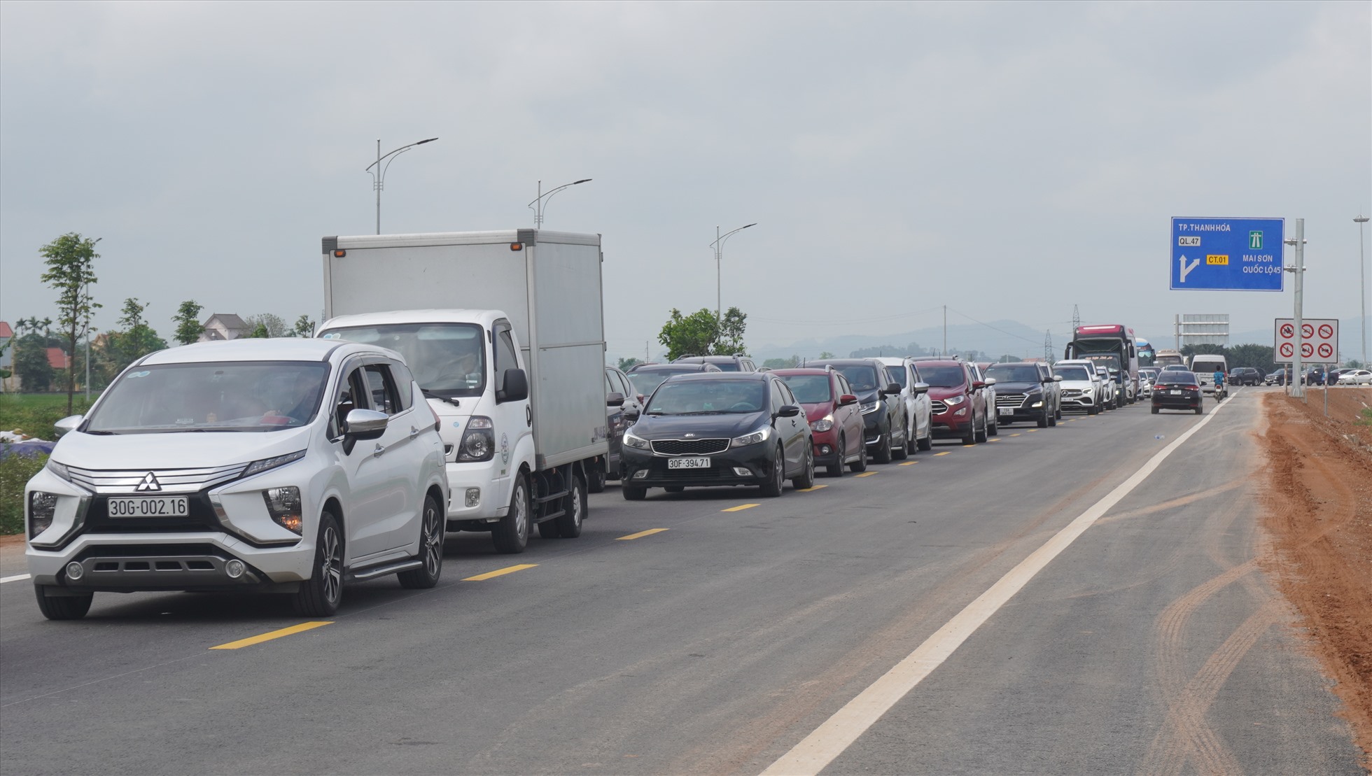 Tương tự, đầu giờ chiều ngày 29.4, tại nút giao Đông Xuân (ở huyện Đông Sơn, Thanh Hóa) lượng phương tiện đổ về rất đông. Ảnh: Quách Du