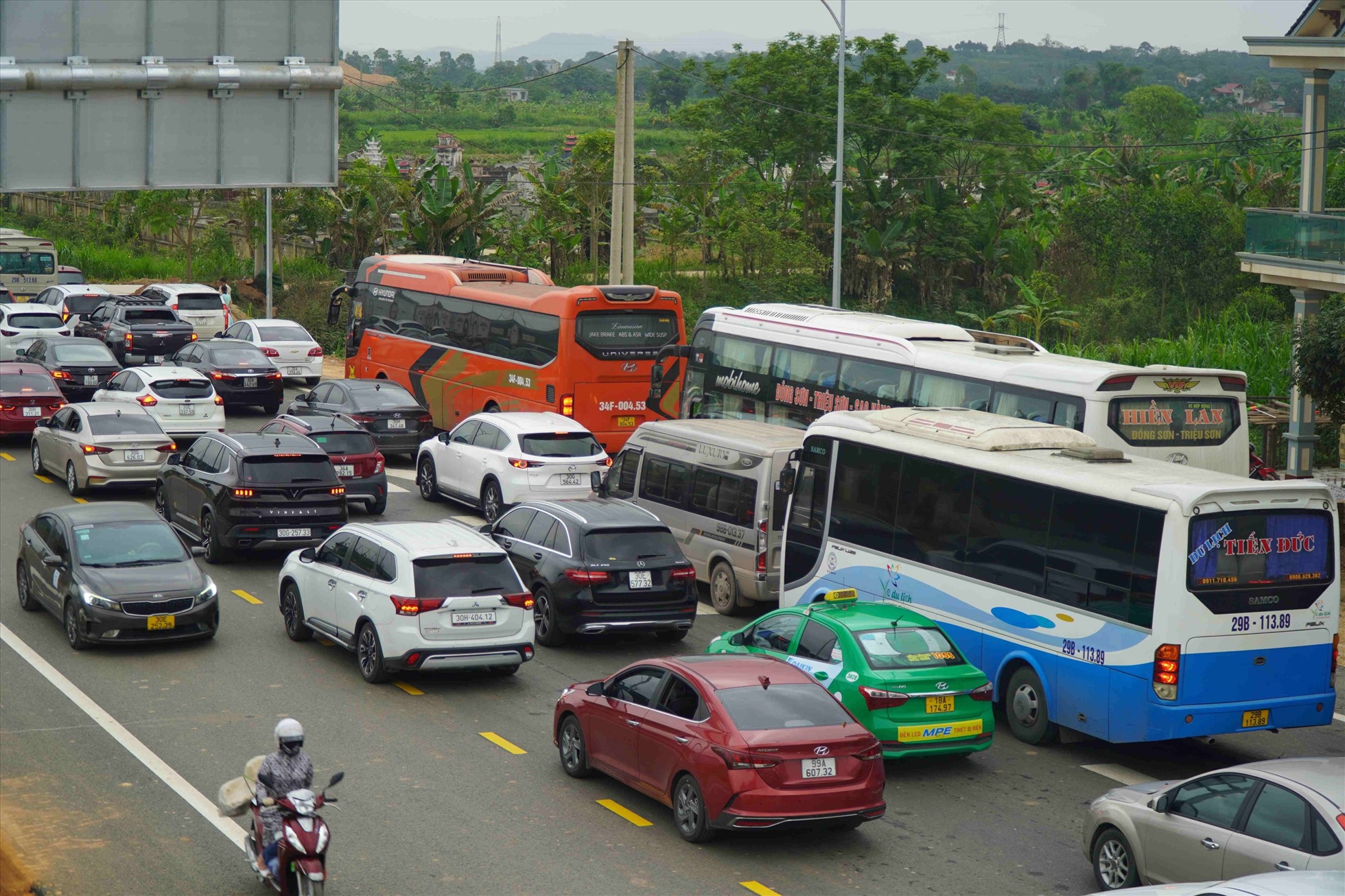 Các xe chật kín tại nút giao Gia Miêu. Ảnh: Quách Du