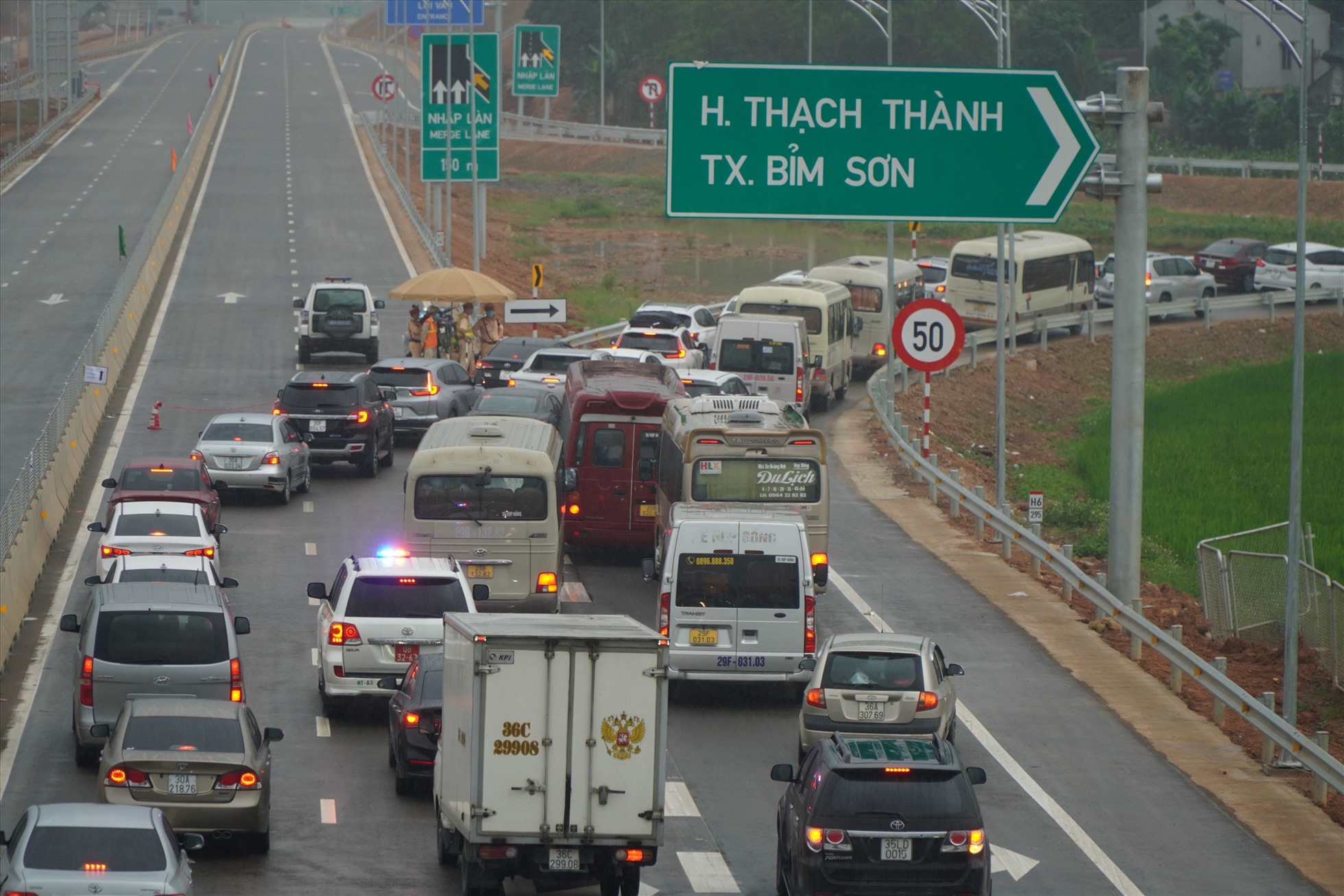 Ngày 29.4, ghi nhận của Lao Động, tại các lối ra của tuyến cao tốc Mai Sơn - Quốc lộ 45 (qua địa bàn tỉnh Thanh Hóa) luôn chật kín các phương tiện. Ảnh: Quách Du