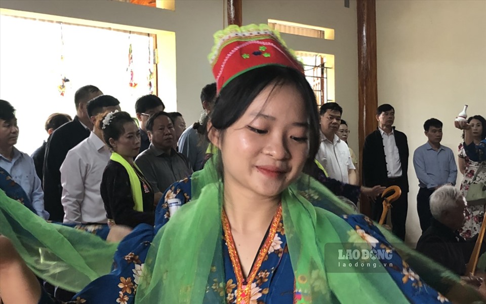 Nụ cười của thiếu nữ đang biểu diễn các nghi thức phần lễ Then Kin Pang.