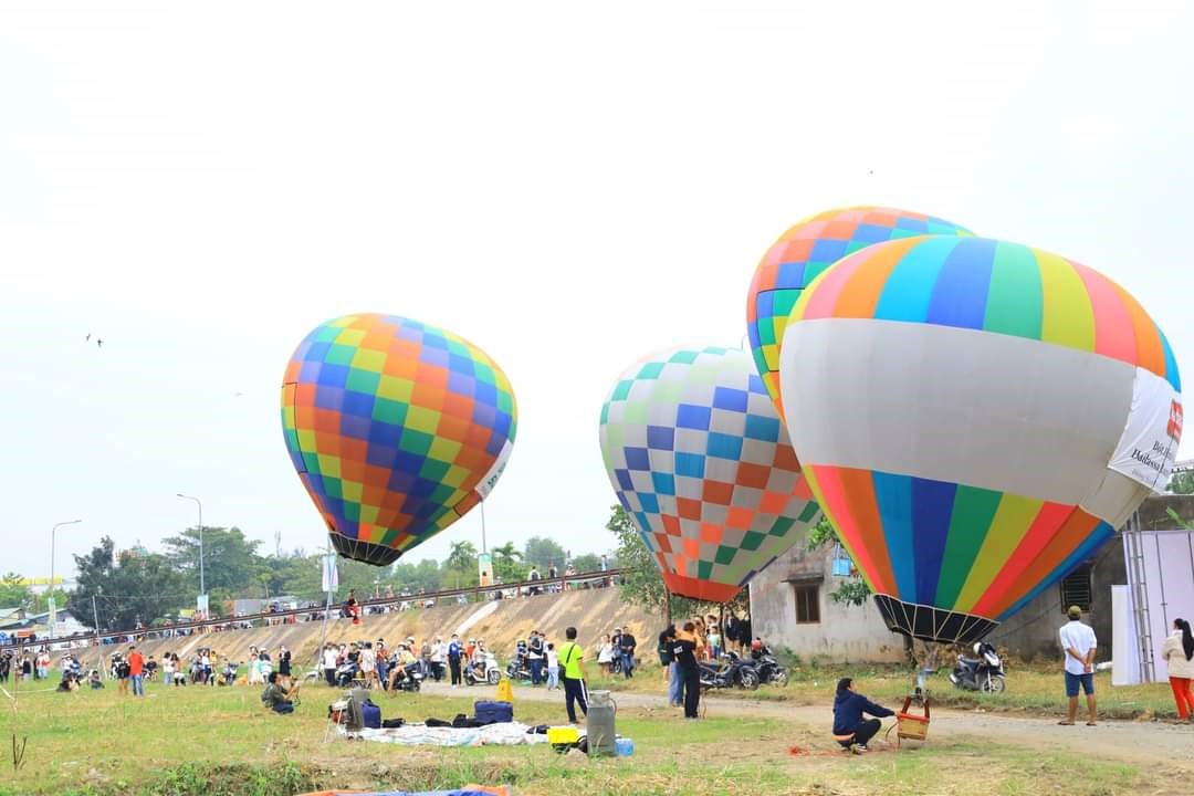 Lễ hội khinh khí cầu diễn ra tại Cần Thơ. Ảnh: Tạ Quang