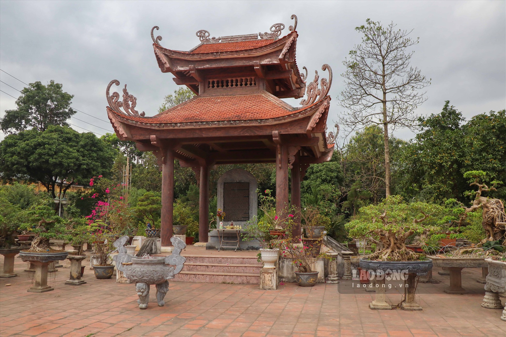 Tấm bia đá ghi lại hoạt động của nhà tù.