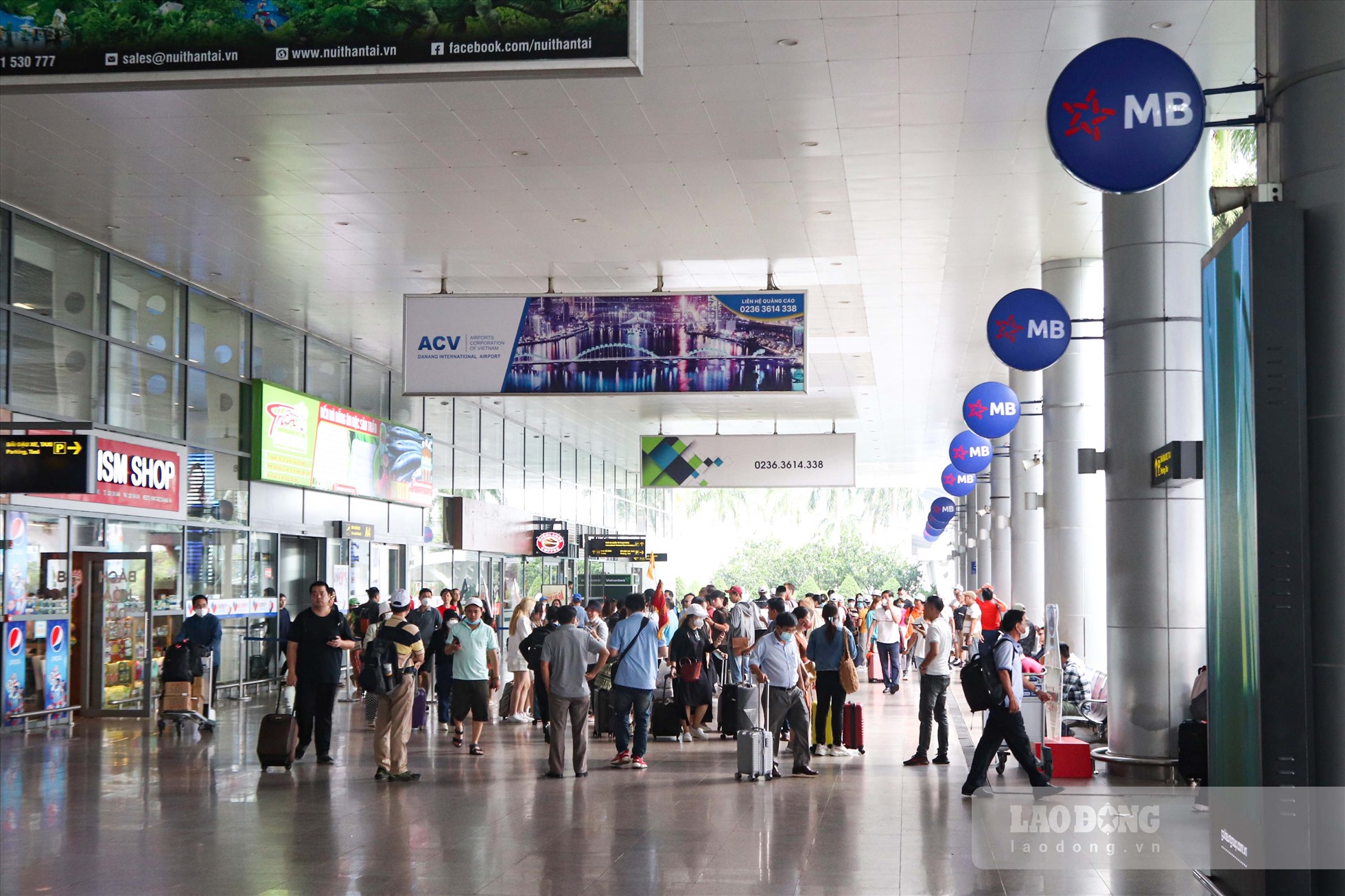 Vào ngày 29.4, tại khu vực nhà ga quốc nội sân bay Đà Nẵng, hành khách tấp nập di chuyển tại sảnh đến.