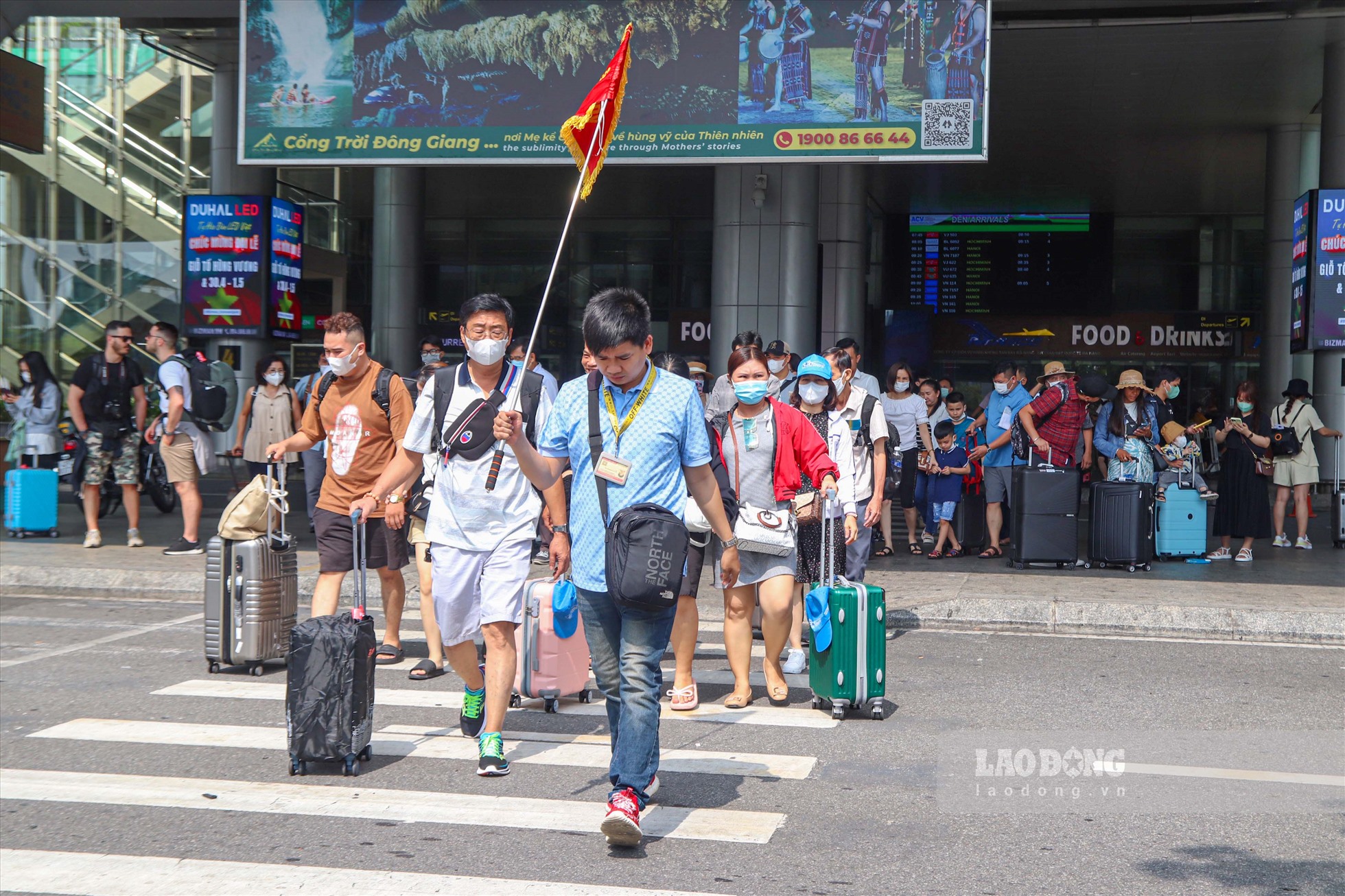 Không chỉ có các đoàn khách trong nước mà nhiều khách nước ngoài bày tỏ niềm vui khi đến du lịch tại Đà Nẵng.