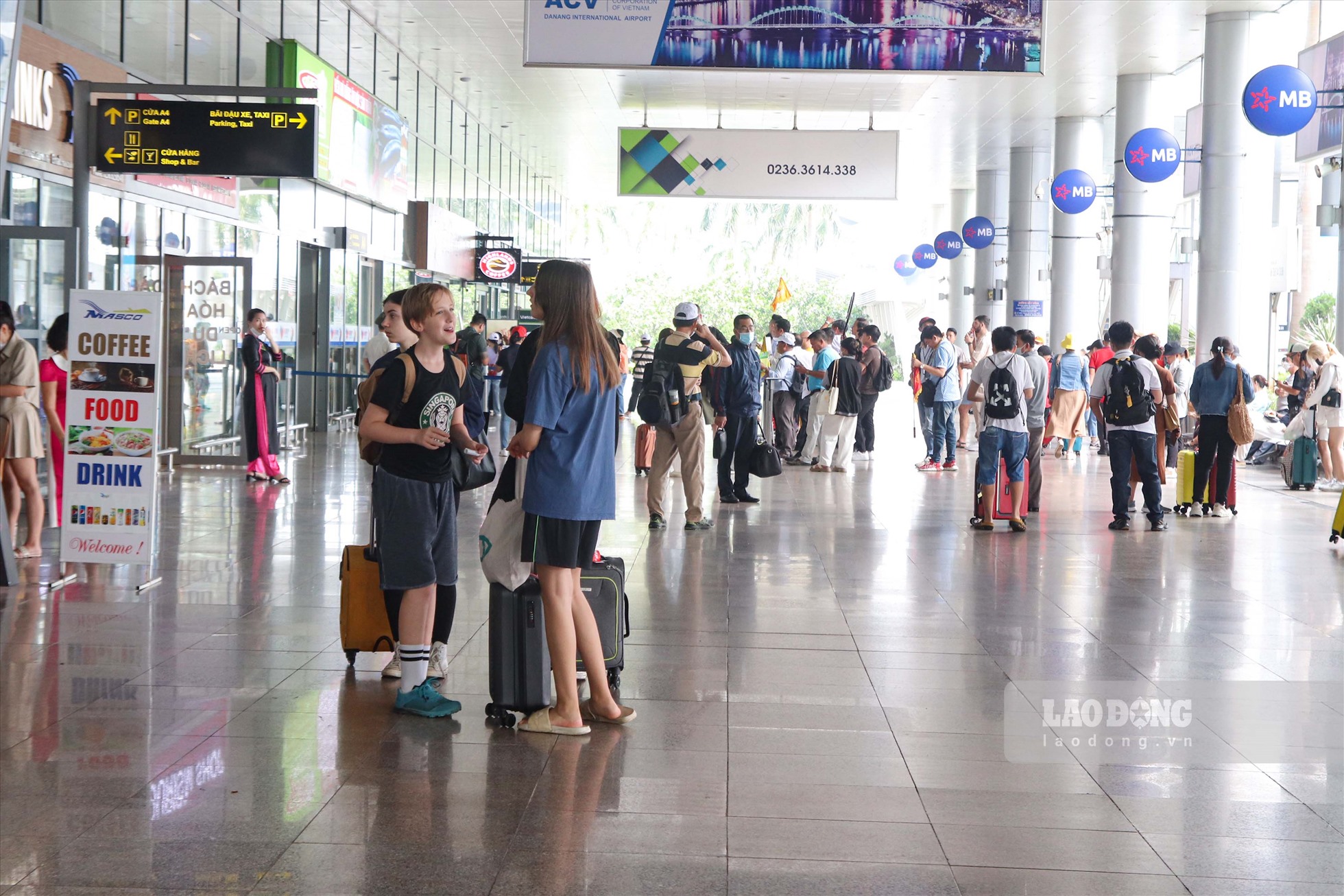 Bước vào dịp cao điểm hè, dù giá vé máy bay tăng cao nhưng sân bay Đà Nẵng luôn nhộn nhịp và đón một lượng khách lớn.