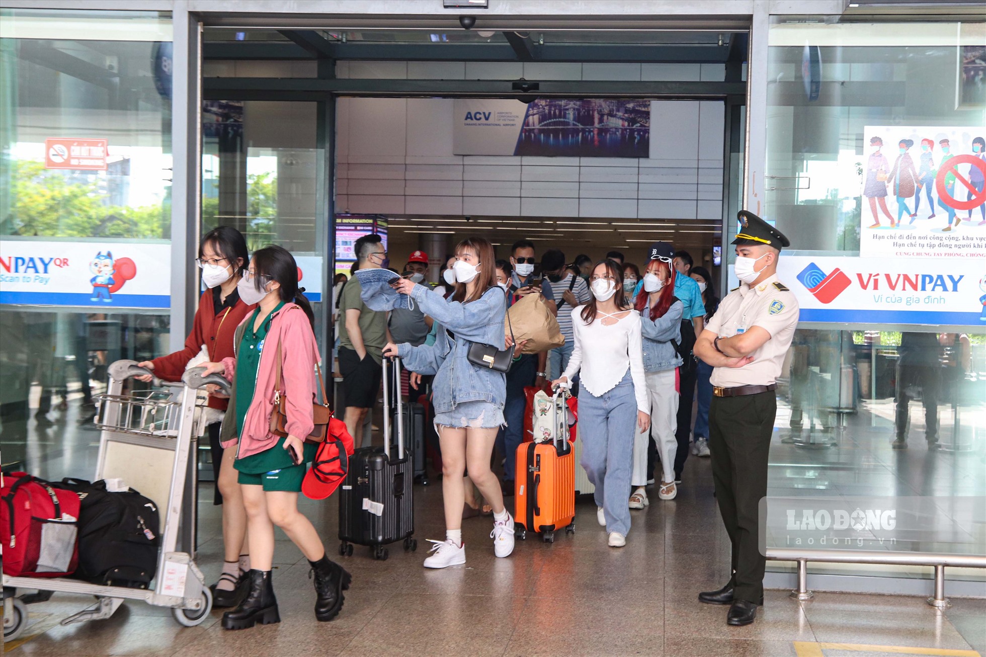Mặc dù lượng khách tăng cao khi vào giai đoạn cao điểm hè song không xảy ra tình trạng quá tải tại sân bay Đà Nẵng. Khách du lịch dễ dàng di chuyển dù nhiều du khách mang theo nhiều hành lý