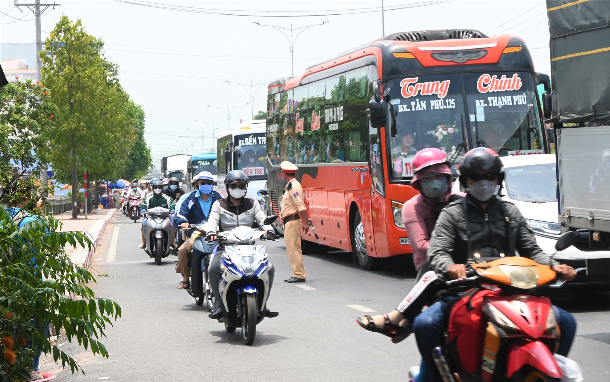 Tại các điểm nóng, lực lượng CSGT Công an tỉnh Tiền Giang đã bố trí lực lượng để điều tiết giao thông. Ảnh: Thành Nhân