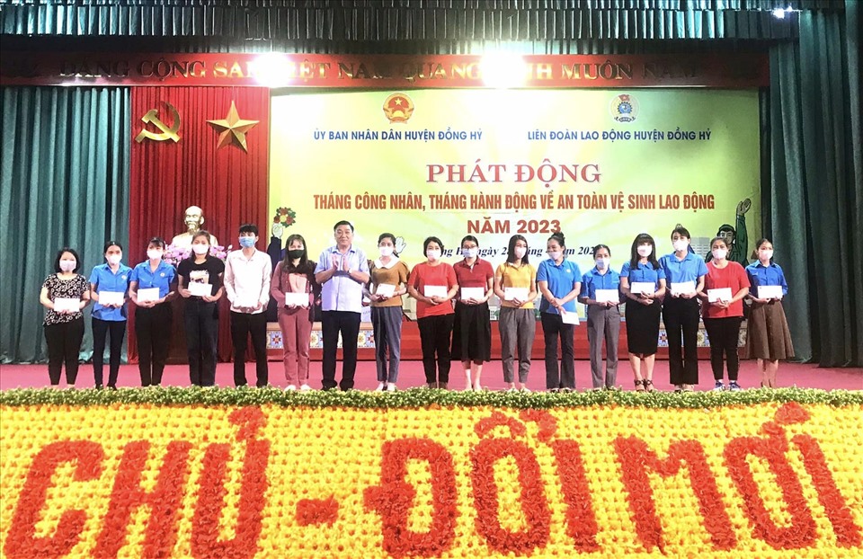 Đoàn viên, người lao động huyện Đồng Hỷ được nhận quà nhân Tháng Công nhân. Ảnh: Công đoàn Thái Nguyên