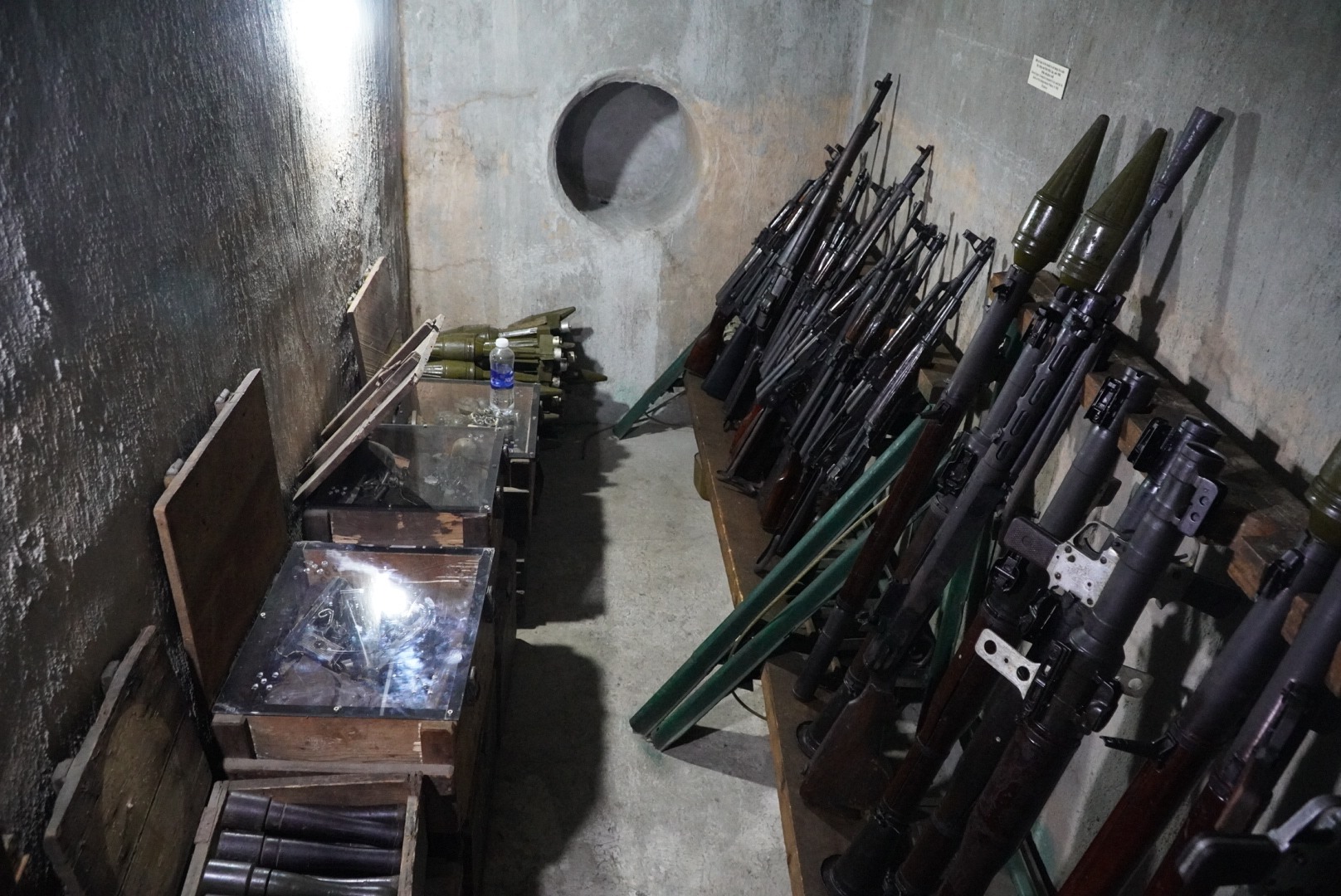 Căn hầm từng là nơi cất giấu hơn 2 tấn vũ khí gồm súng và đầu đạn B40, súng AK, bộc phá, kíp nổ, súng ngắn, lựu đạn, đạn các loại…