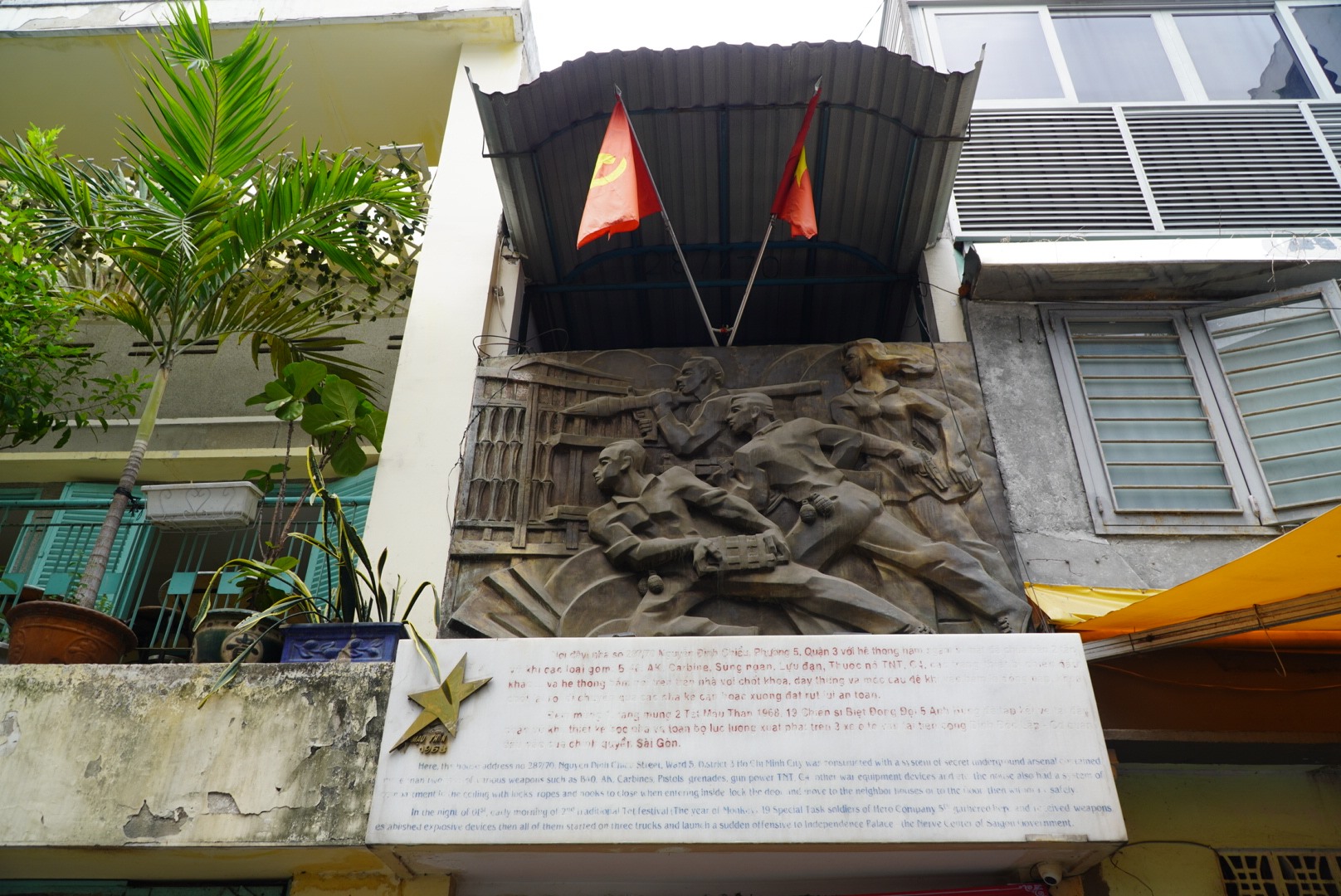 Hình ảnh phía bên ngoài căn nhà. Năm 1988, căn nhà được Bộ Văn hóa công nhận là Di tích lịch sử cấp quốc gia, mang tên “Hầm chứa vũ khí của Biệt động Sài Gòn tấn công dinh Độc Lập Tết Mậu Thân 1968“.