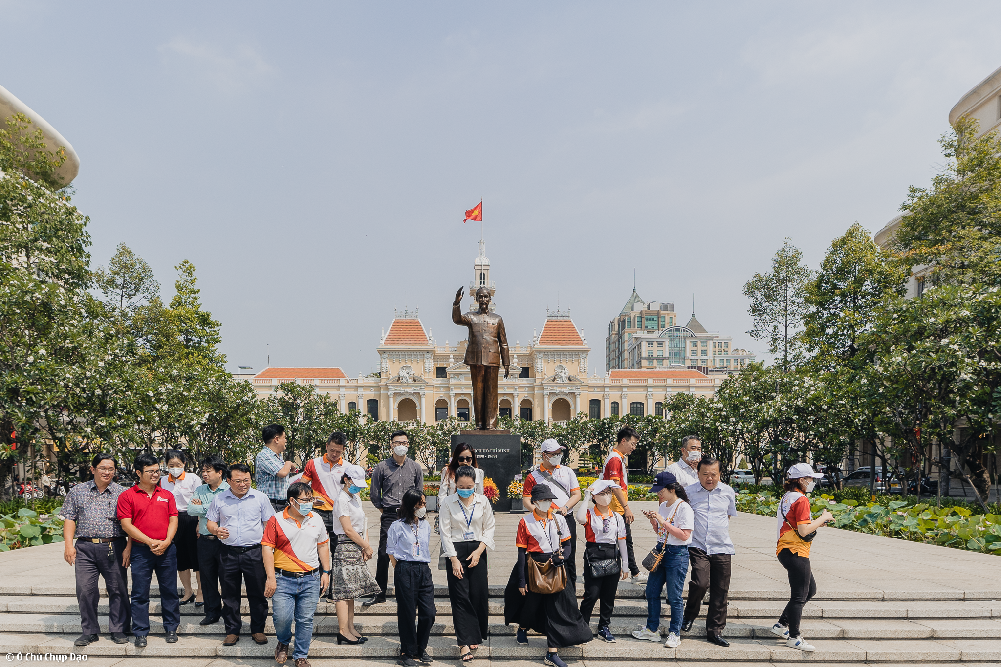 Hành trình tham quan bắt đầu từ Công viên tượng đài Bác Hồ trước trụ sở UBND TP Hồ Chí Minh, nghe hướng dẫn viên giới thiệu tổng quan về Công viên tượng đài Bác, lịch sử của tòa nhà và kiến trúc bên ngoài tòa nhà.