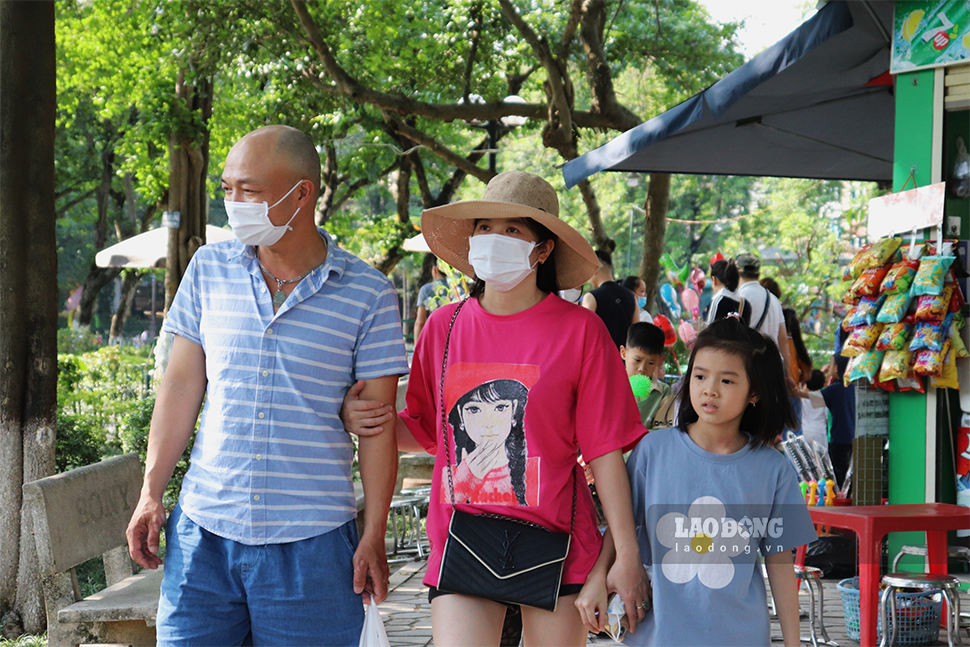 Vườn thú Hà Nội đón lượng lớn khách tới tham quan, trong đó chủ yếu là các phụ huynh đưa con nhỏ tới vui chơi, giải trí.