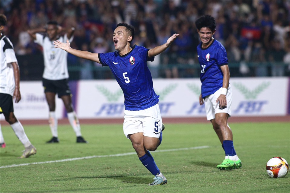 Choi Sinti hoàn tất cú đúp, giúp U22 Campuchia vươn lên dẫn trước 2-0 trong hiệp 1. Ảnh: Thanh Vũ