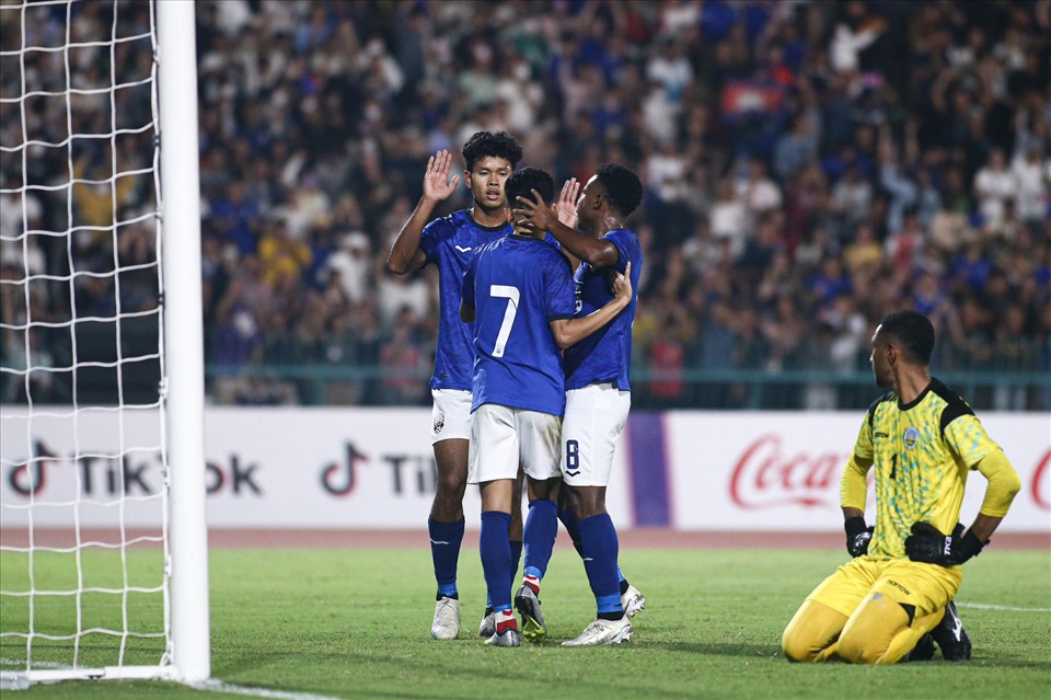 U22 Campuchia thi đấu bùng nổ và liên tiếp có được 2 bàn thắng ở những phút cuối trận. Ảnh: Thanh Vũ