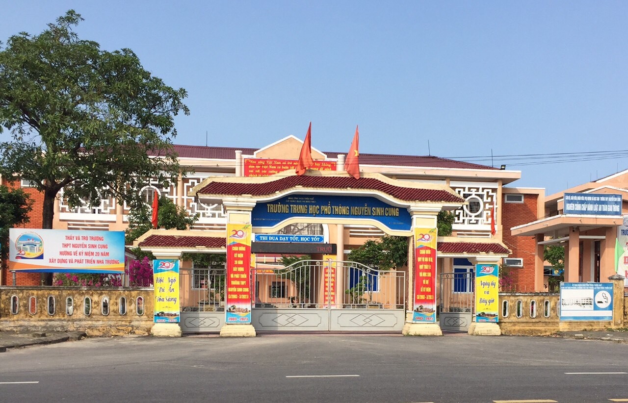 Chiều 28.4, dù chưa đến lịch nghỉ lễ nhưng Trường THPT Nguyễn Sinh Cung cho học sinh nghỉ học để giáo viên đi biển. Ảnh: Quảng An.