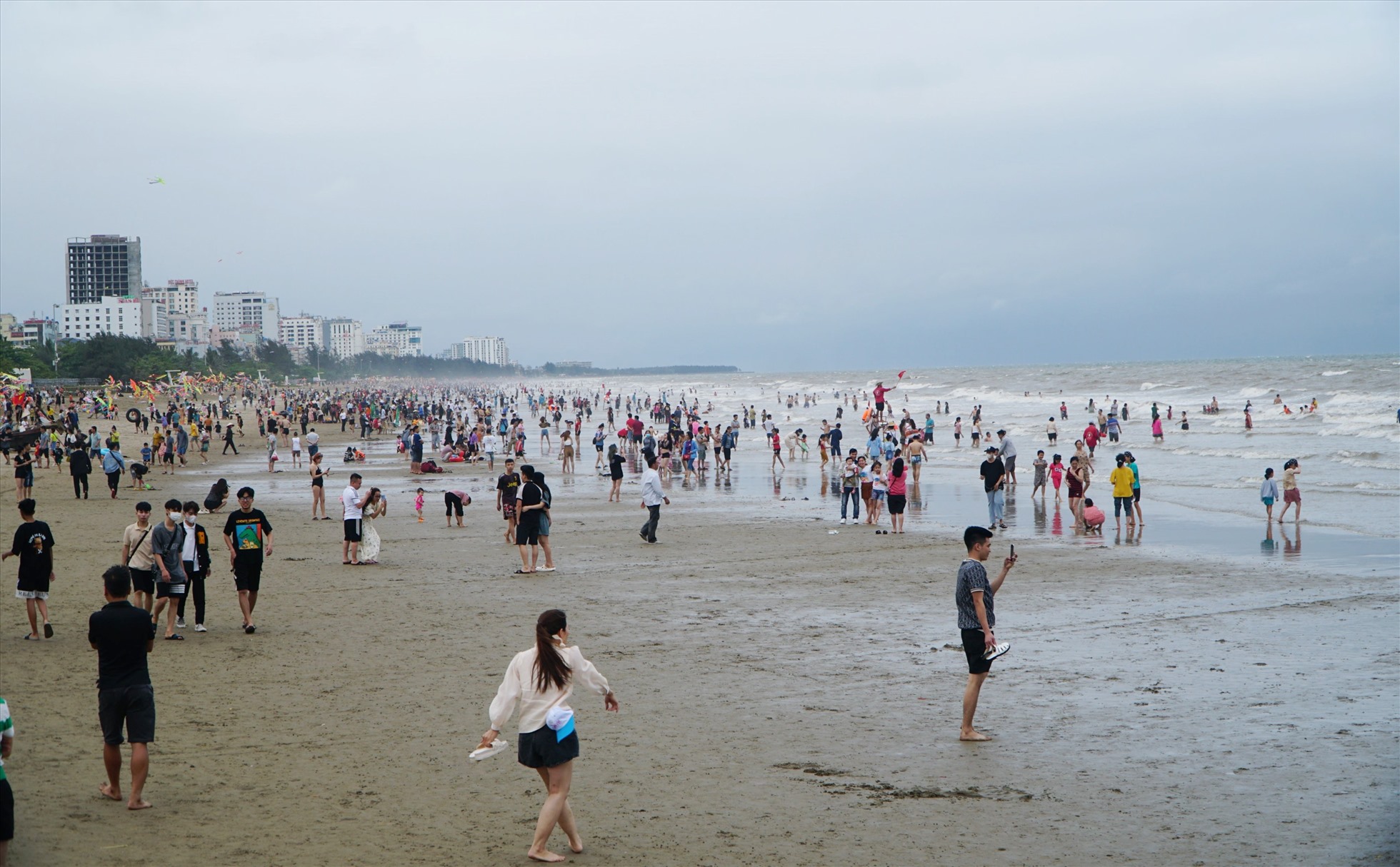 Theo ghi nhận của Lao Động trong chiều ngày 29.4, tại bãi biển Sầm Sơn có phần thưa du khách tắm biển hơn so với mọi năm. Ảnh: Quách Du