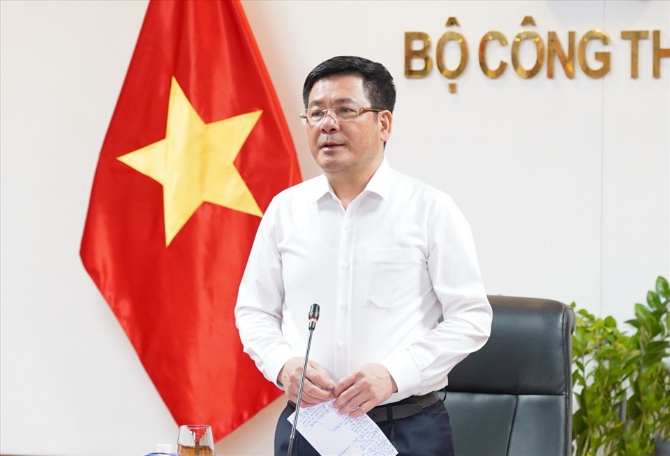 Bộ trưởng Nguyễn Hồng Diên chủ trì cuộc họp về bảo đảm cung ứng xăng dầu cho thị trường trong nước năm 2023. Ảnh: MOIT